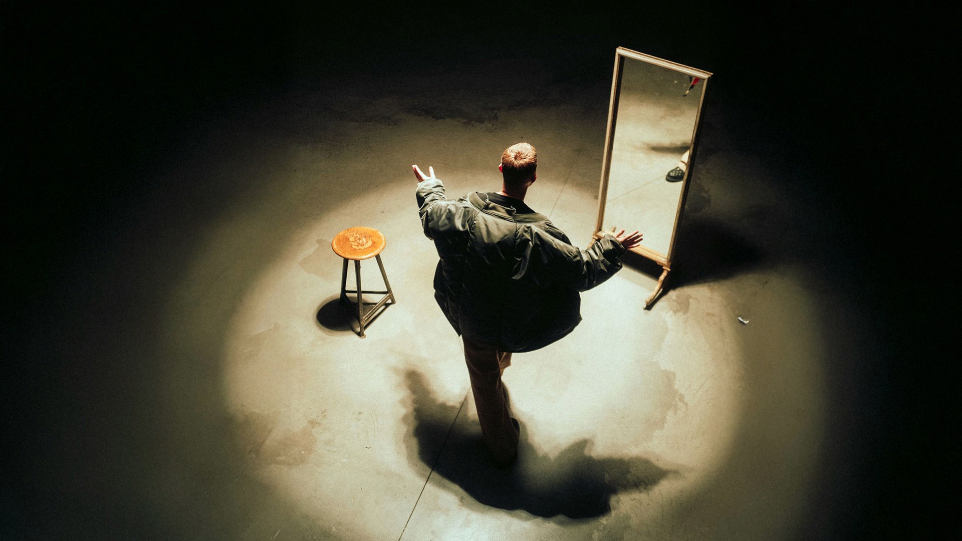 light circle moody musicvideo vibe. artist top shot with mirror yellow and green color grading 