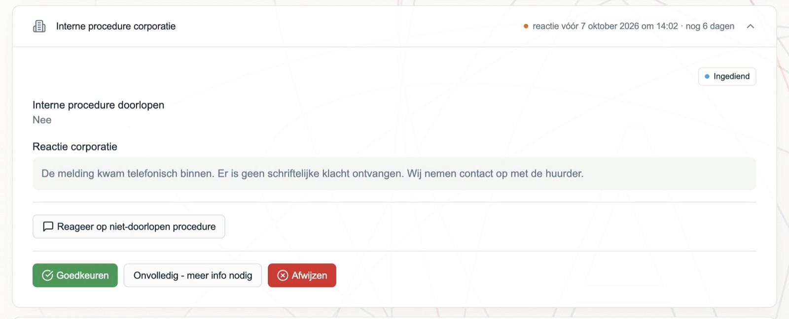 Het onderdeel Interne procedure corporatie bij zaak KC-2026-00044 in Adminio: Interne procedure doorlopen Nee, de reactie van de corporatie dat de melding telefonisch binnenkwam en er geen schriftelijke klacht is ontvangen, en de knoppen om het antwoord goed te keuren, meer informatie te vragen of af te wijzen.