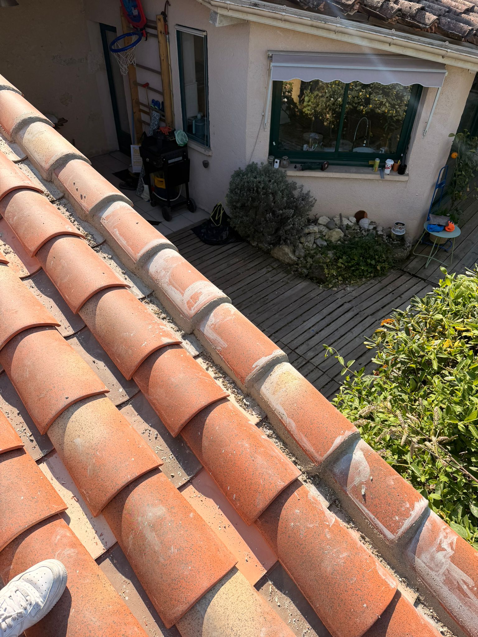 Closoir ventilé de faîtage dégradé par les UV nécessitant un remplacement en Ariège