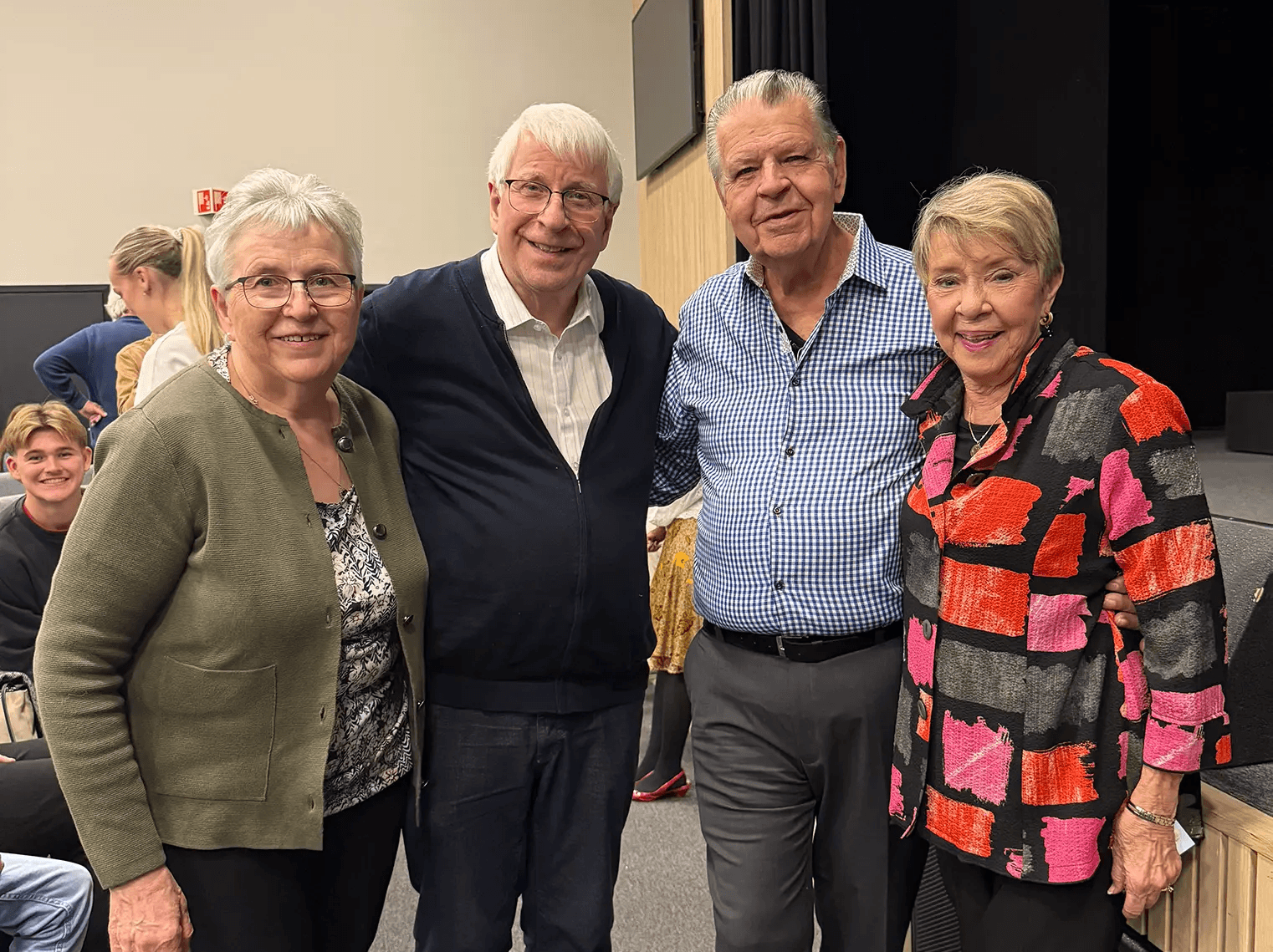 Bilde av pastorparet John og Carol Arnott til høyre, sammen med Solveig og Svein-Magne Pedersen på møtet i menigheten Jesus Moments fra Kristiansand.