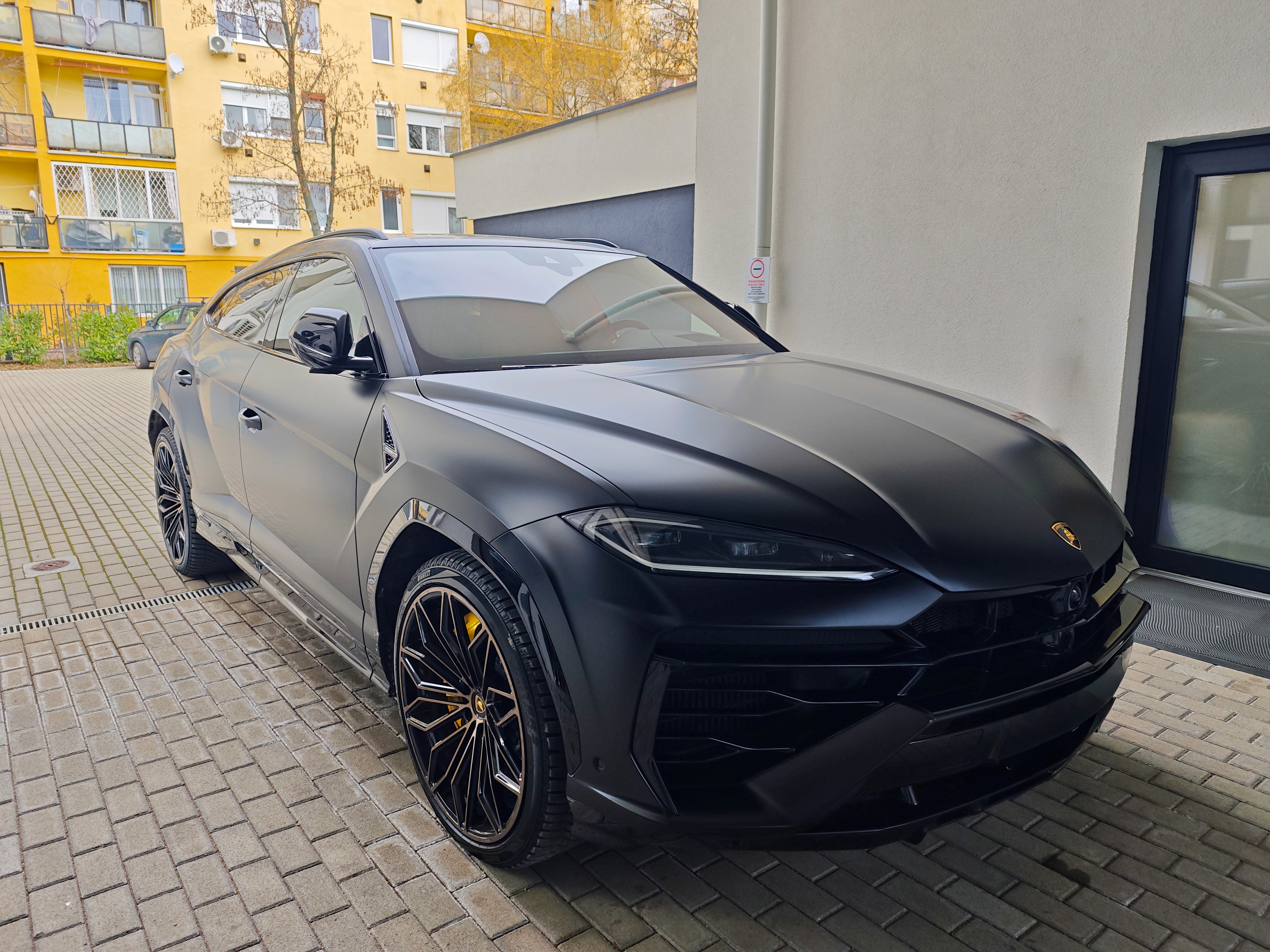 Matt karosszériavédő fóliával (PPF) bevont fekete Lamborghini Urus Performante. Tökéletes, láthatatlan illesztésekkel készült prémium autófóliázás a Nortek kivitelezésében.
