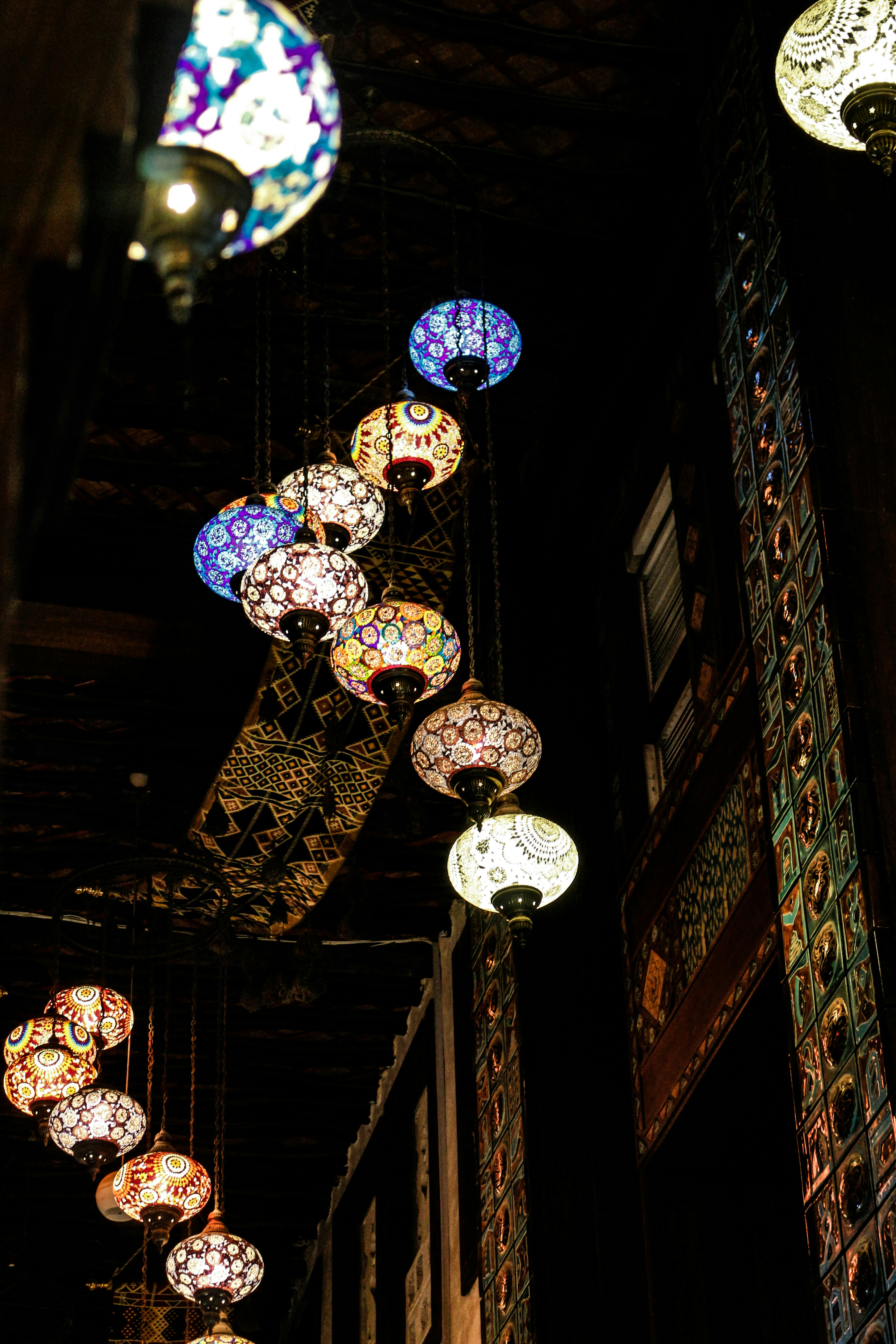 Um belo arranjo artístico de taças tibetanas de cristal e metal, com gongos, sob uma luz suave e ambiente.