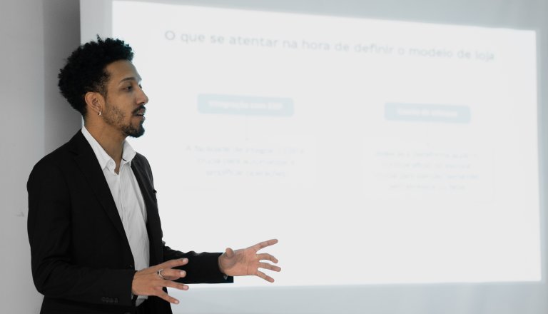 Toni Bitencourt ministrando sobre marketing