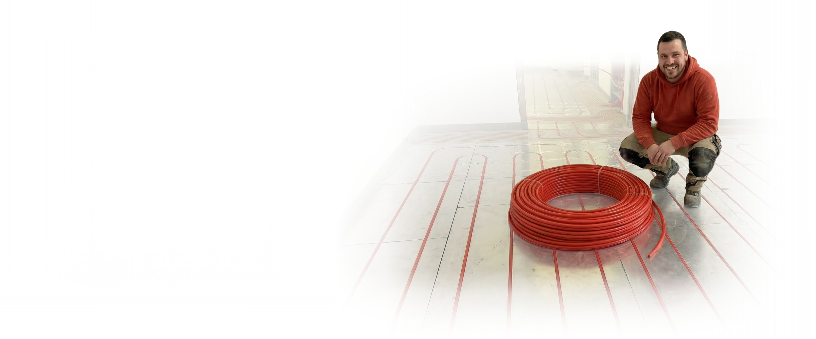 Header Bild für Desktop Version mit einem Baby und einer Auflistung verschiedener Merkmale unserer Fußbodenheizung.