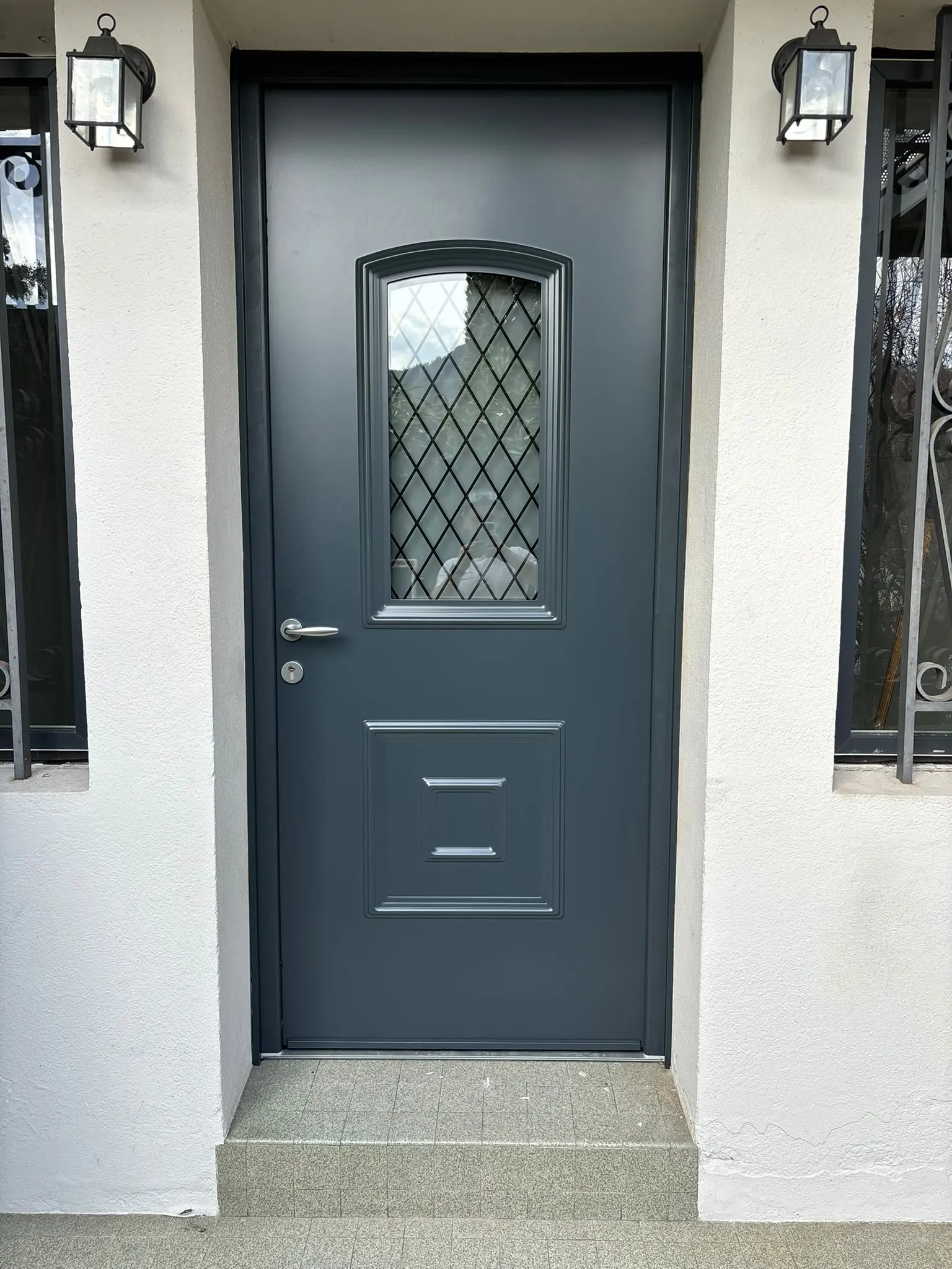 Porte d’entrée décorative vue depuis l’extérieur — AFermetures