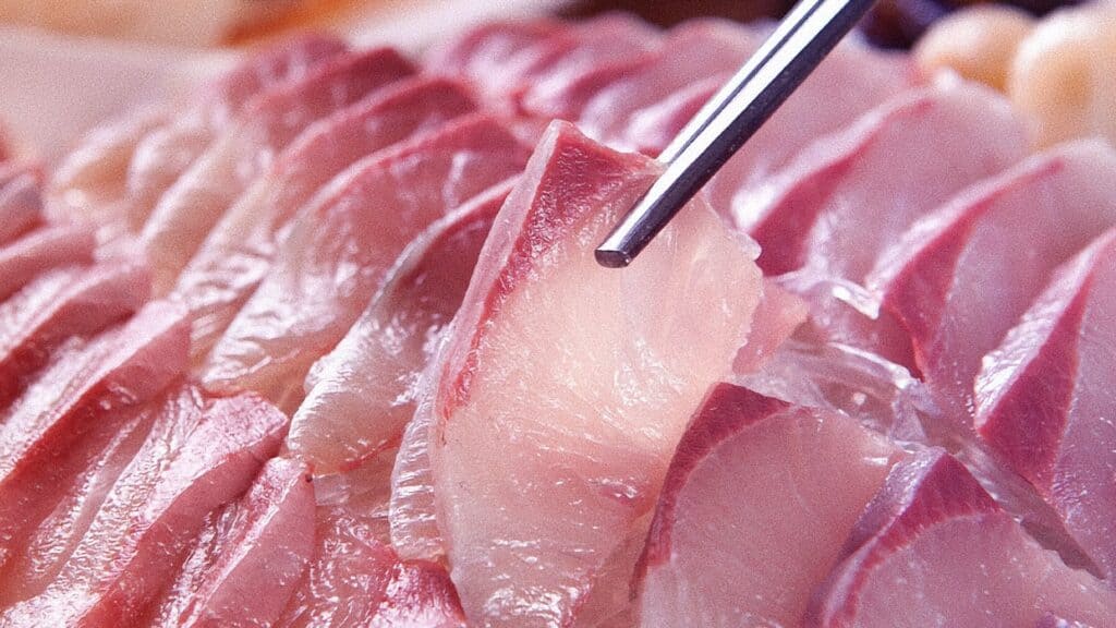 Đĩa cá cam 방어 sashimi mùa đông trên bàn ăn ở Hàn Quốc