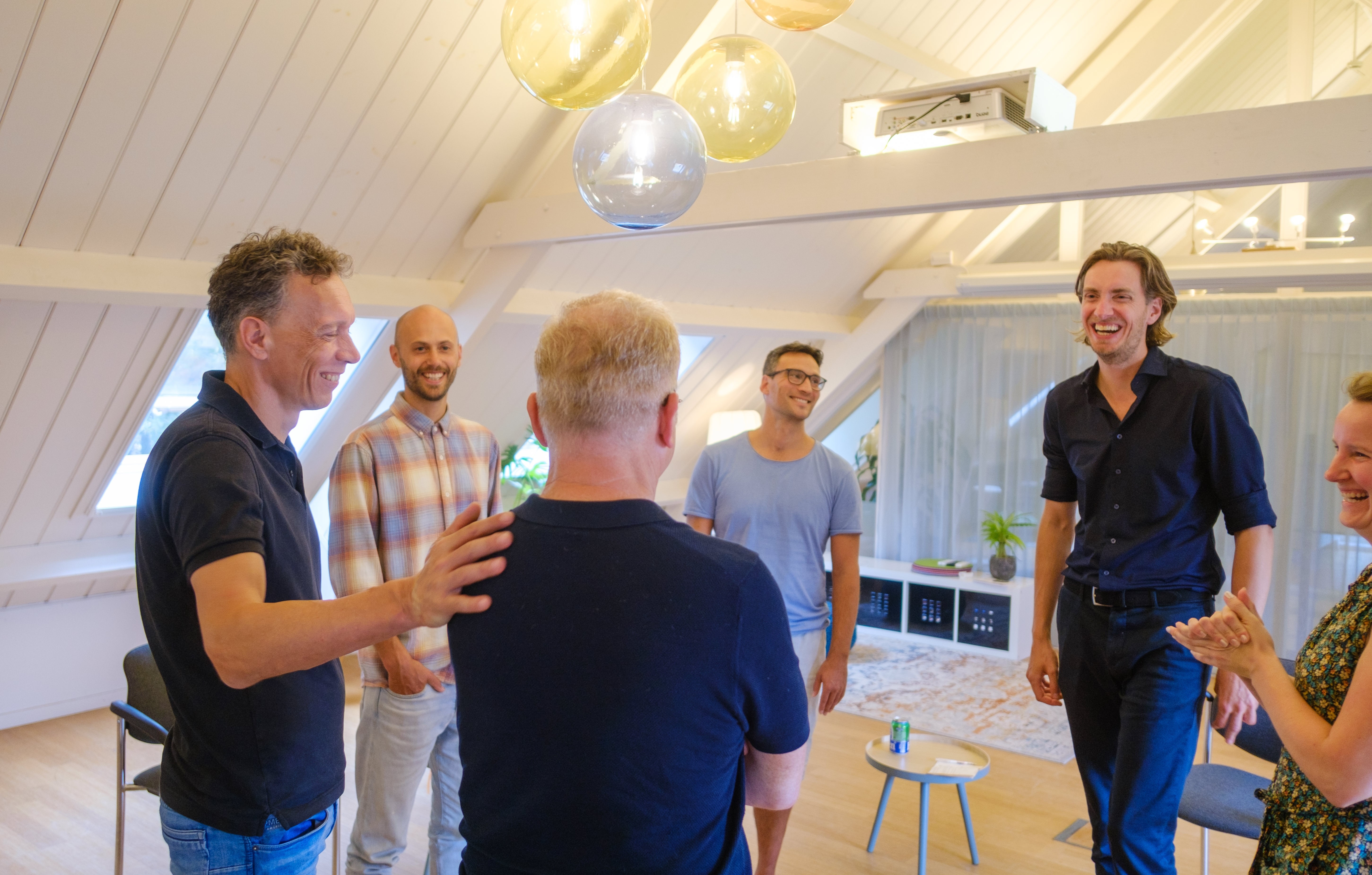 Floris Alberse in gesprek met een groep deelnemers