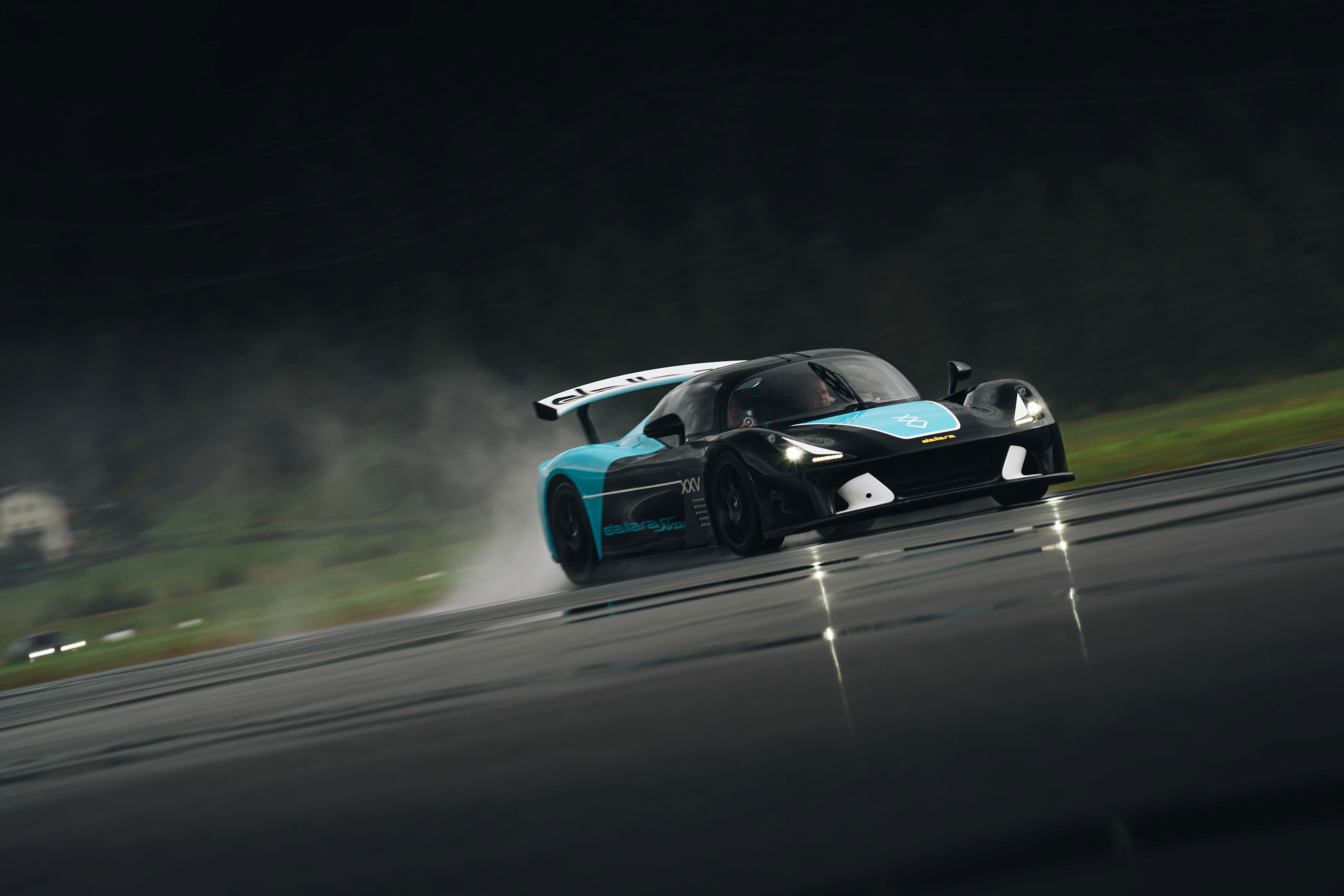 dallara stradale su pista d'aereo con pioggia