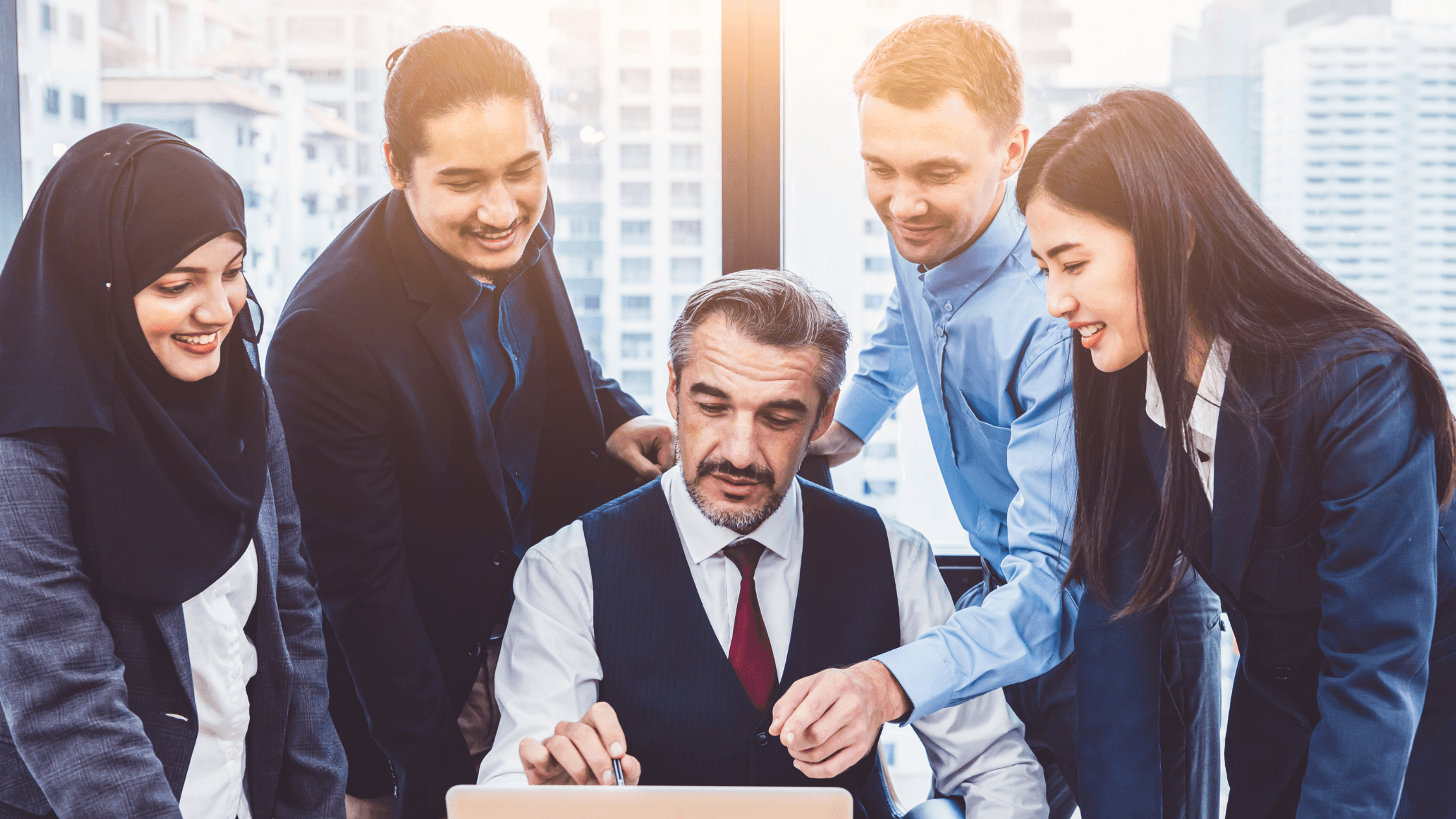 Chef arbeitet mit Nachwuchsführungskräften im Team