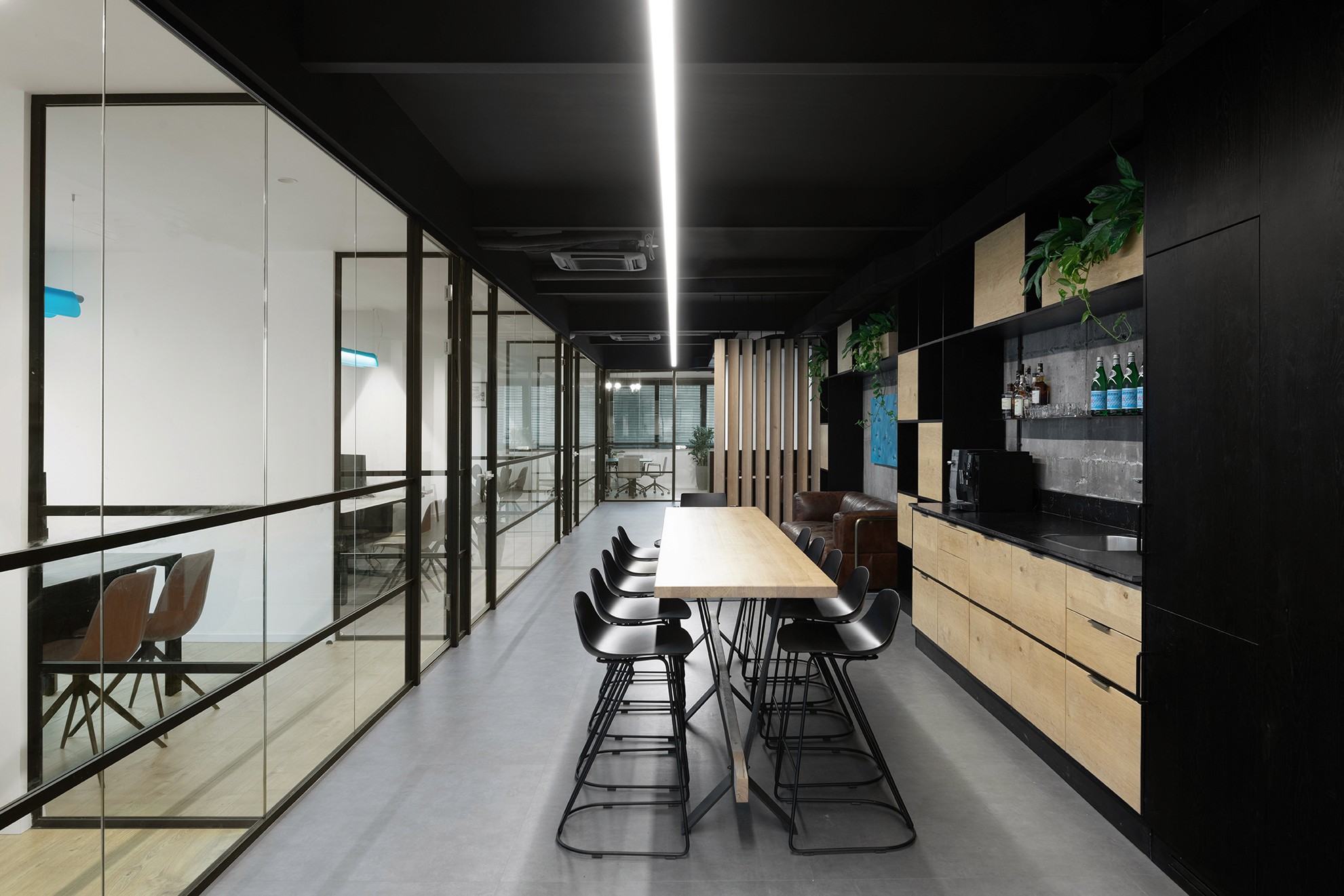 תכנון וייצור מטבח משרדי עם אי מרכזי מעוגל – עבודת נגרות מורכבת בחיתוך CNC להתאמה מושלמת לחלל