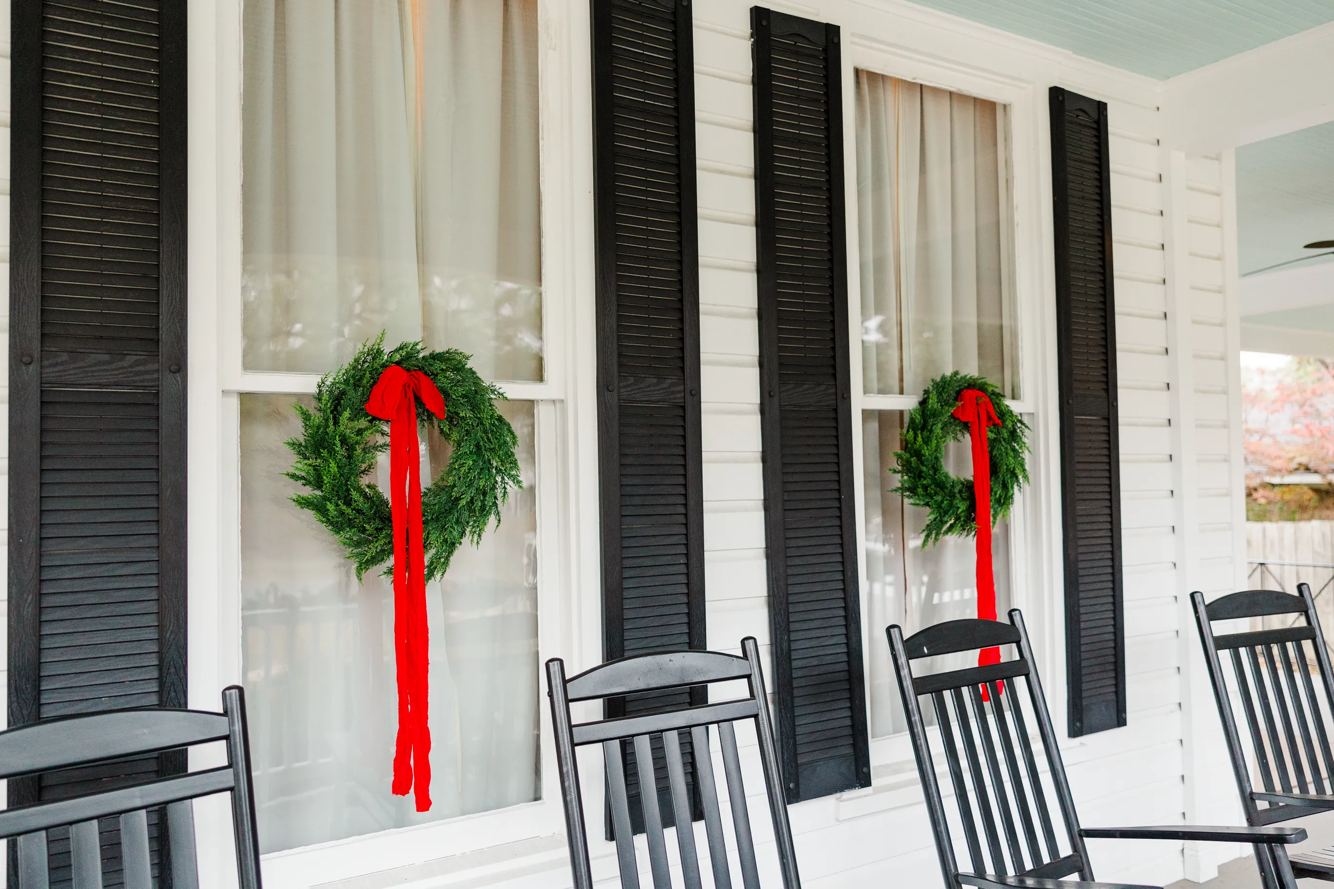 Luxury table setting by Sarah Overall Events with pink embroidered napkins, gold-rimmed plates, floral arrangements, and personalized menus in Shreveport.