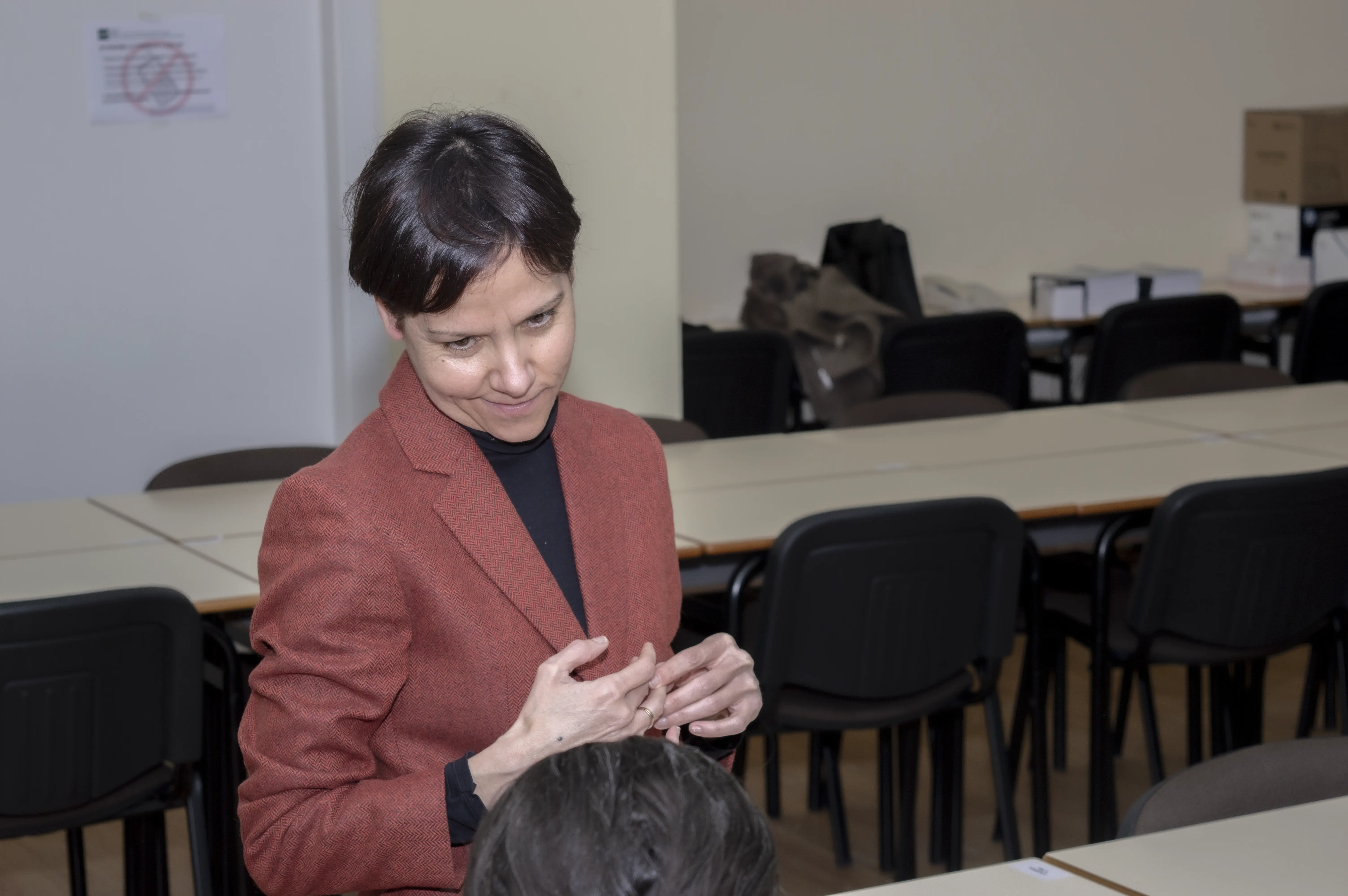 María Martos intercatuando con una alumna del curso