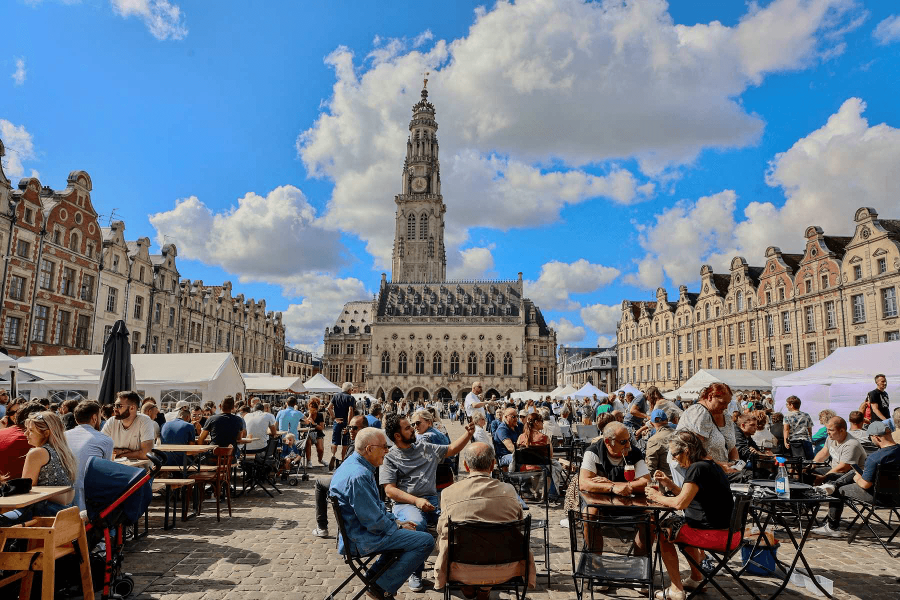 Place d'Arras, des gens mangent devant le beffroi