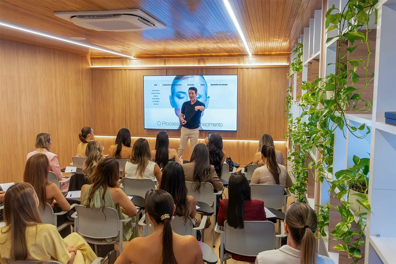 Palestra com o dr wagner na sede da facial academy durante um workshop presencial