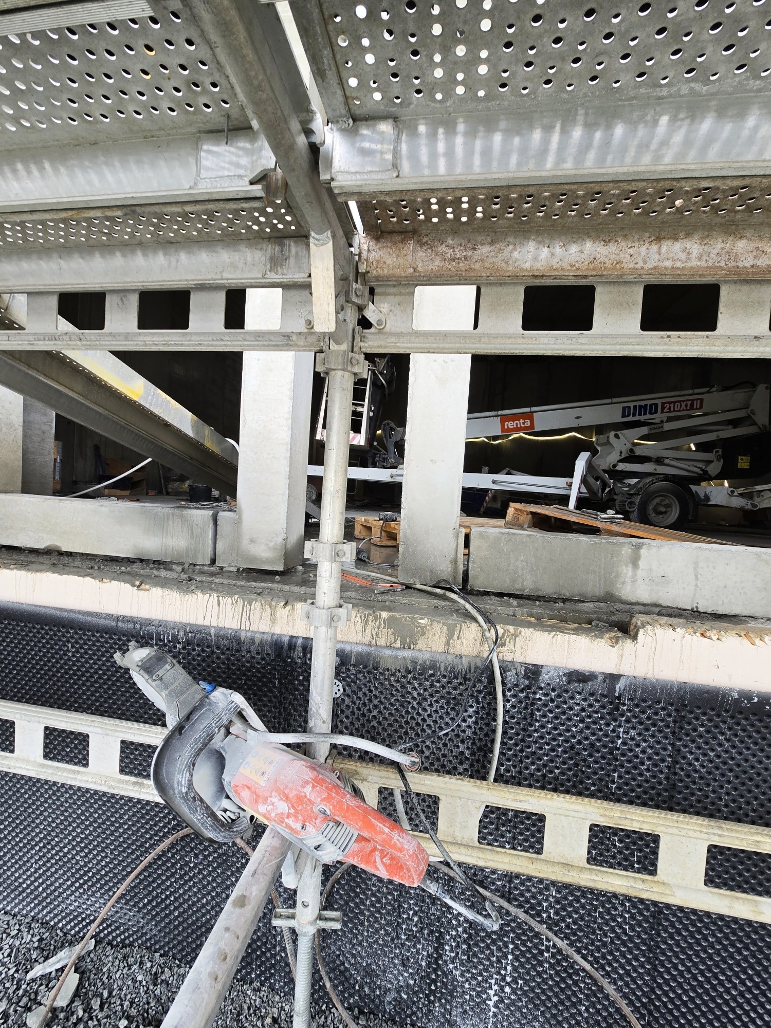 Nærbilde som viser kutt i betong.