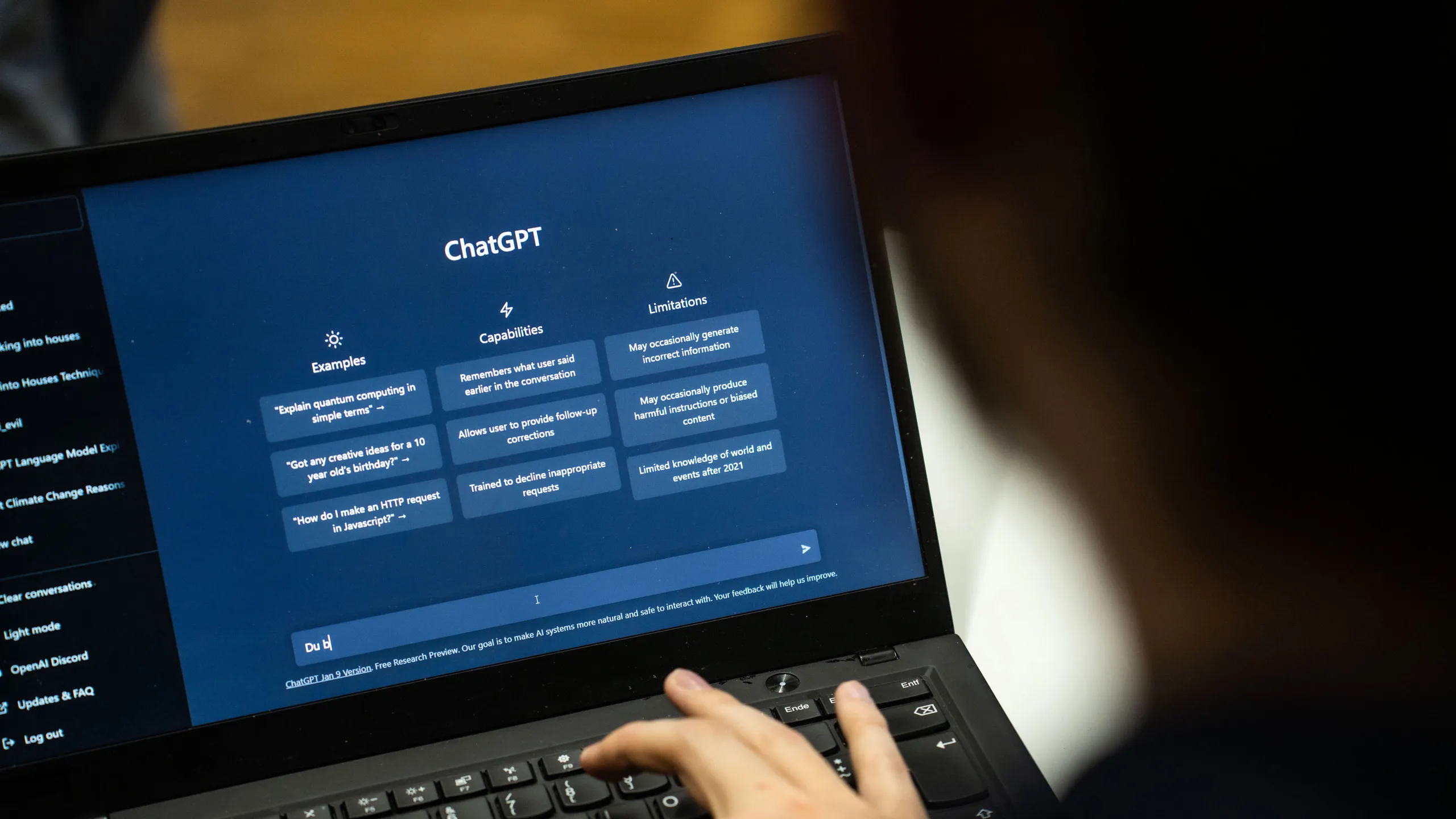 Utente al computer che utilizza ChatGPT, rappresentazione dell’uso pratico dell’intelligenza artificiale per scrittura e produttività.