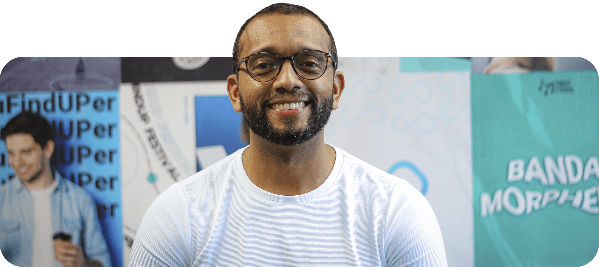 Profissional da equipe FindUP sorrindo, representando o ambiente colaborativo e o capital humano especializado da empresa de tecnologia de TI
