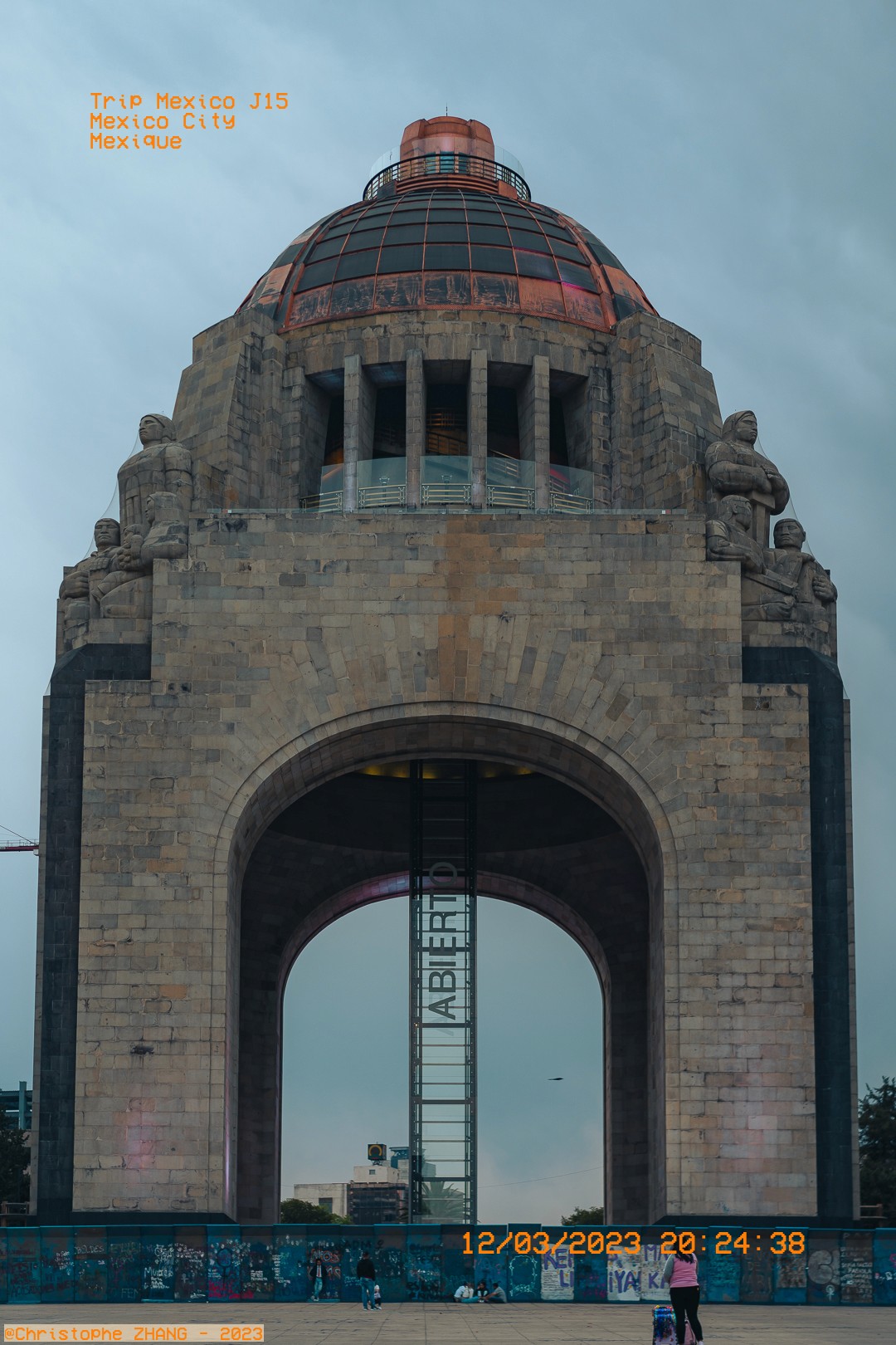 Vue imposante du Monument de la Révolution à Mexico, Mexique.