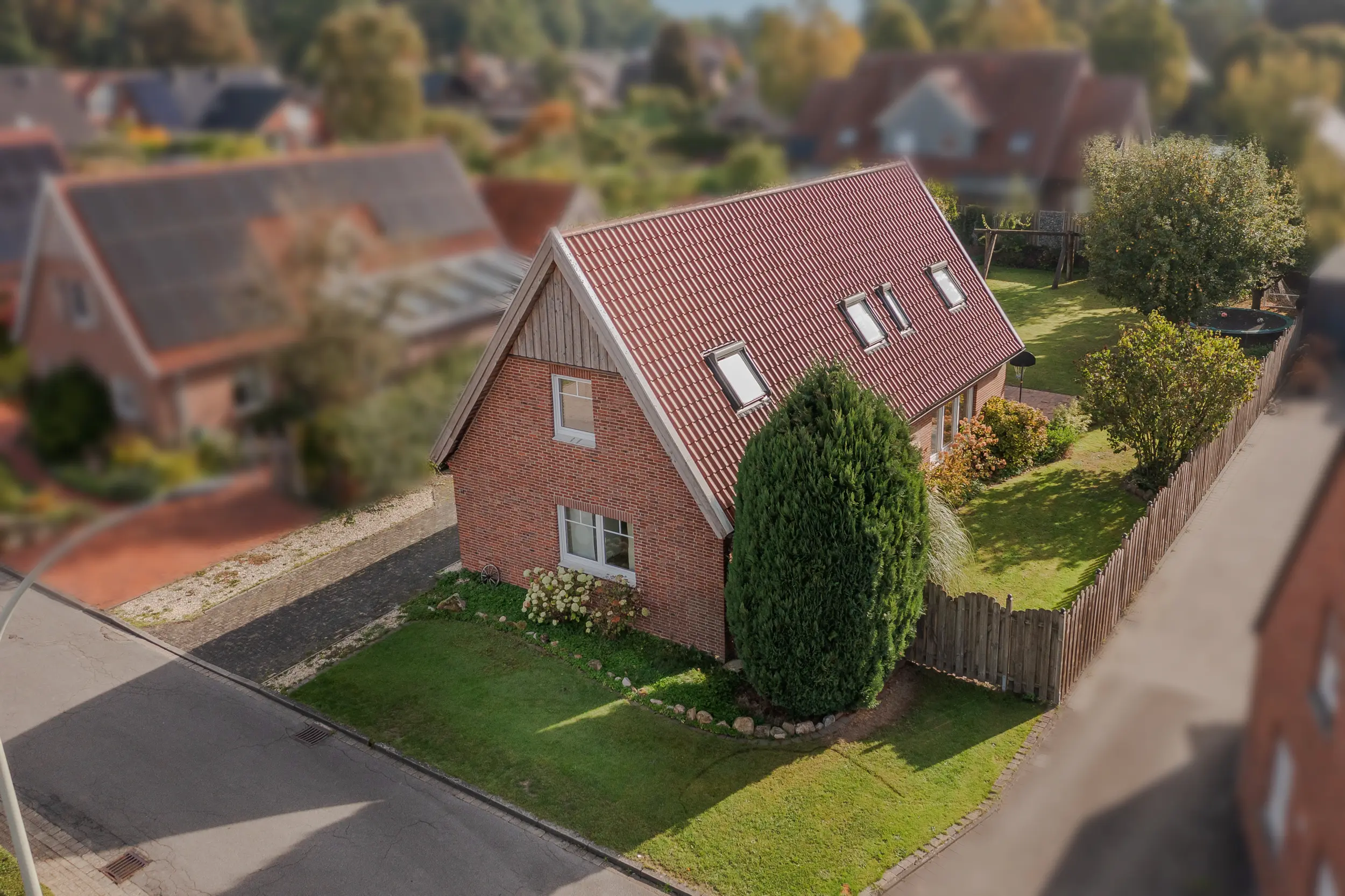 Einfamilienhaus in Südlohn-Oeding mit roter Klinkerfassade, steilem Satteldach, gepflasterter Zufahrt und Garage.