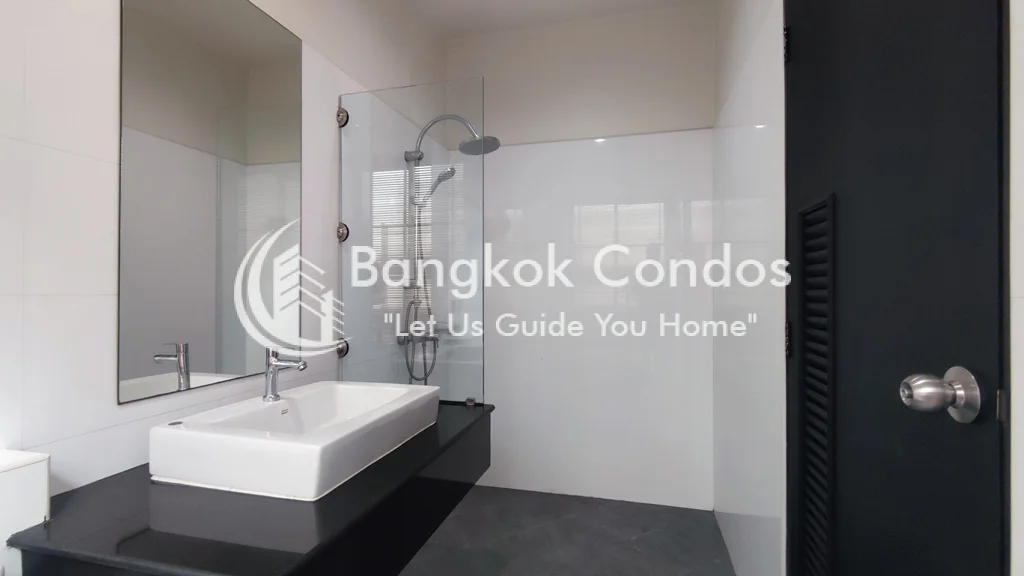 Baan Sasida 3 Bedroom Pet-Friendly Duplex Phrom Phong 4
