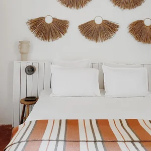 Dans le lookbook de la marque Danoise Another Aspect, le mannequin porte un costume gris et une chemise blanche