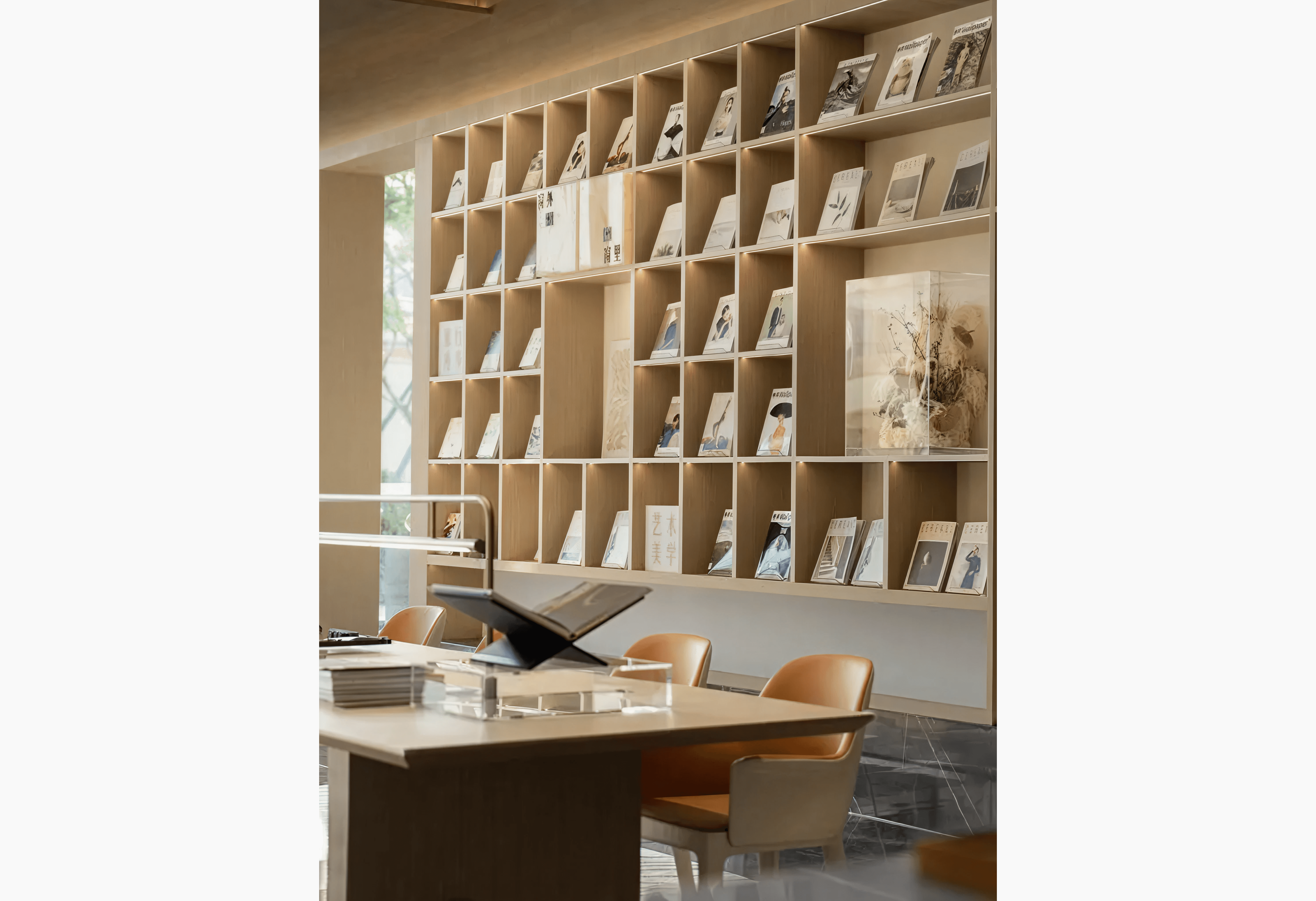 다양한 책들이 꽂혀있는 디자이너의 서가