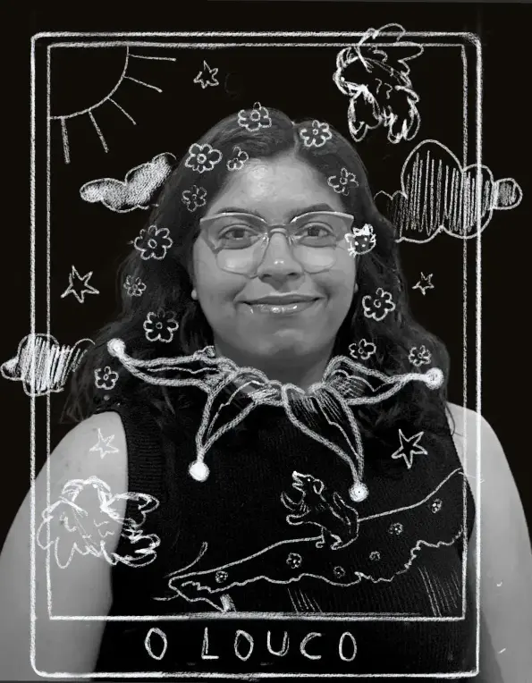 Woman with chalk drawings of sun, clouds, and flowers around her. Ambi Criativa sócia fundadora Alice Sabino