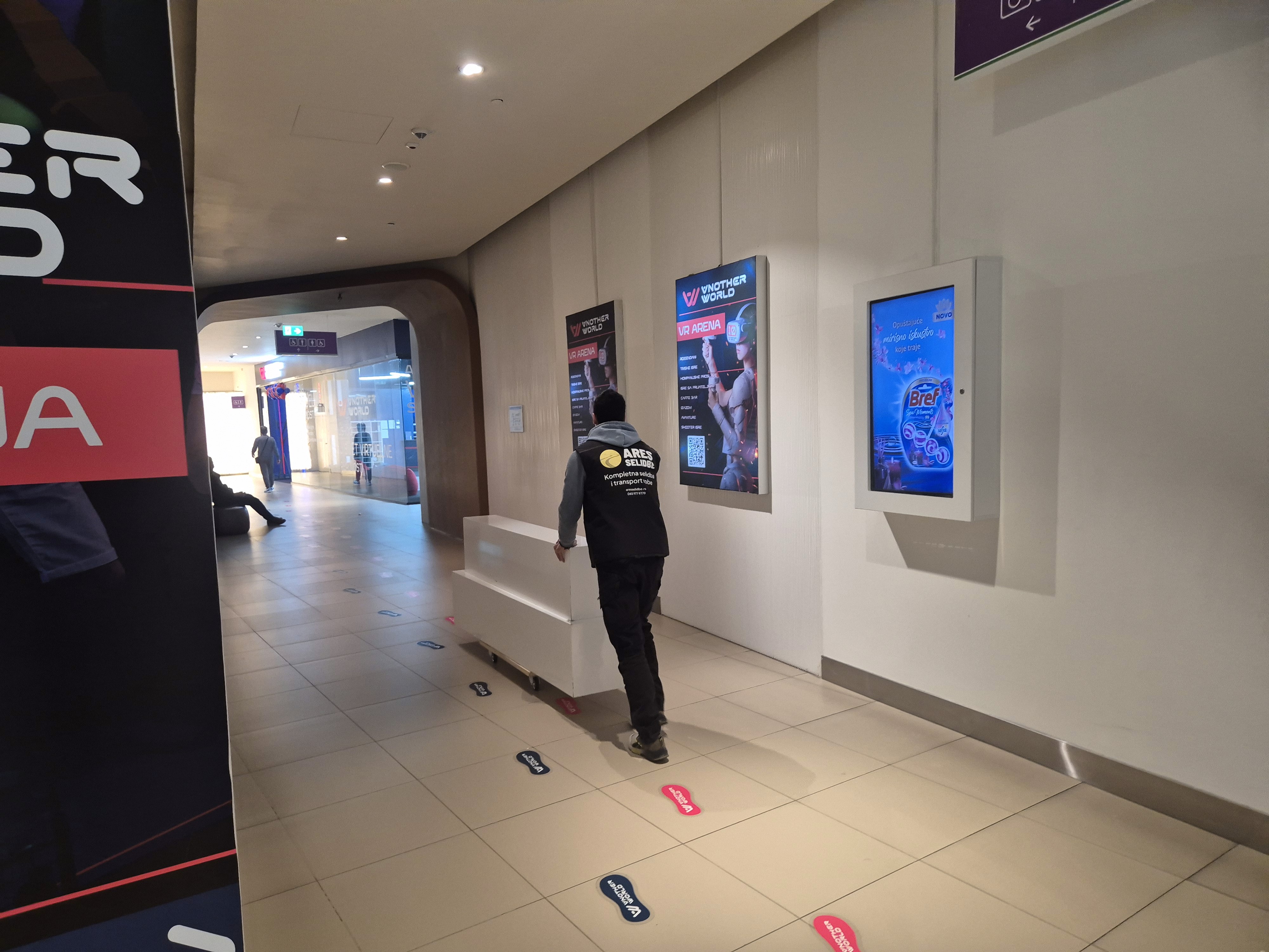 Radnik Ares Selidbe prevozi nameštaj kroz tržni centar tokom selidbe u Beogradu