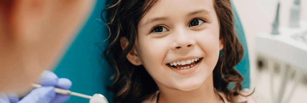 لقطة لطفلة مُبتسمة داخل عيادة أسنان أطفال انفزلاين.