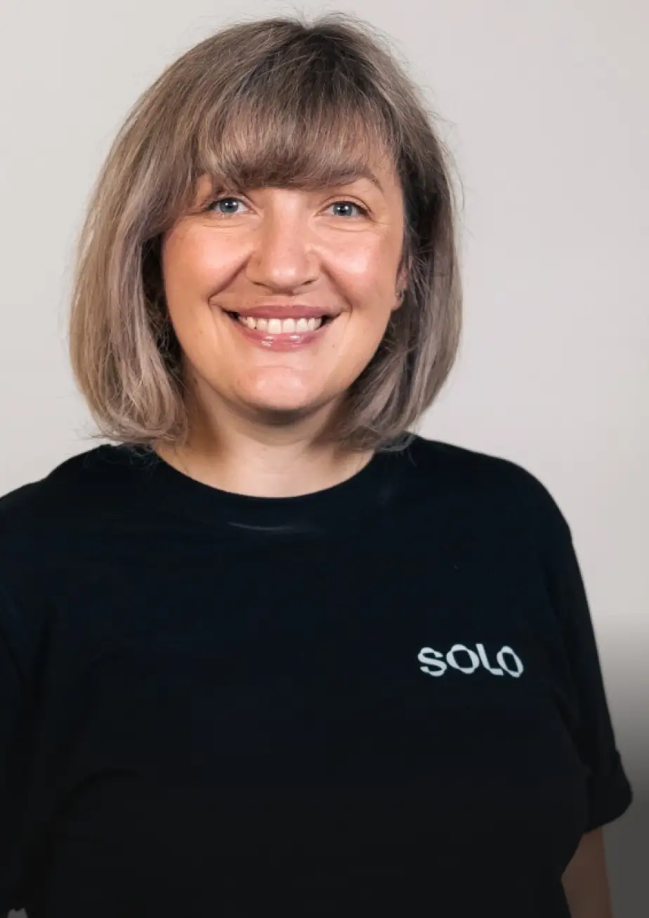 A smiling woman dressed with a black t-shirt