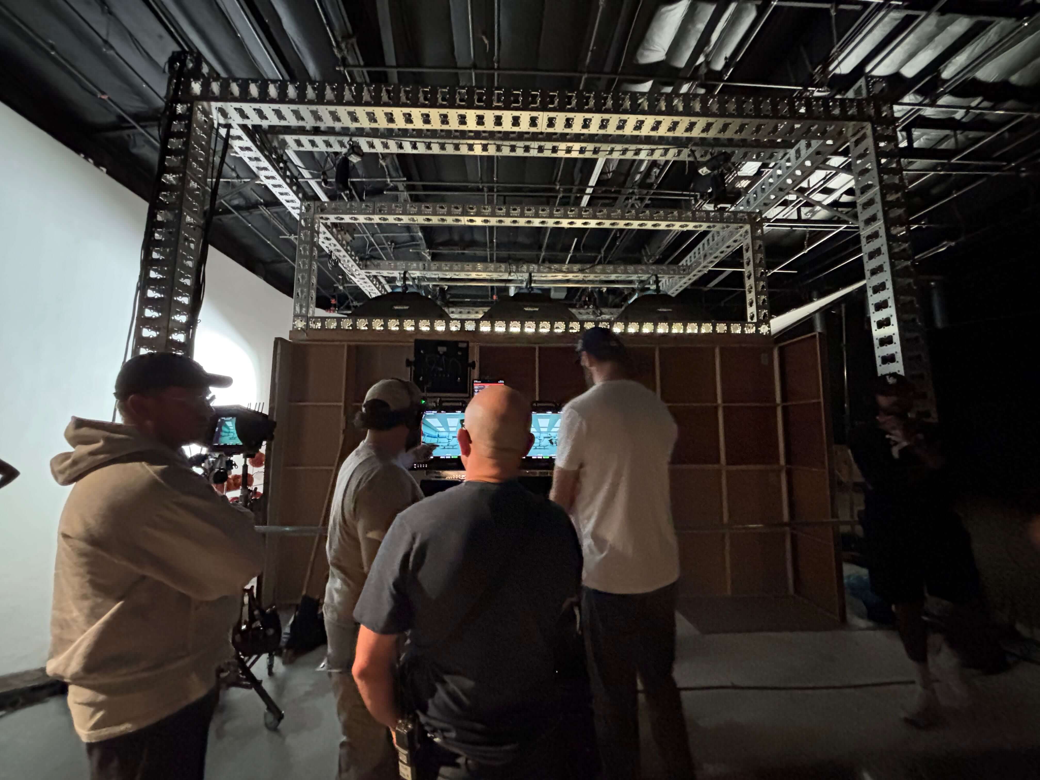 modulus-x ceiling structure on stage supporting the ceiling of the set