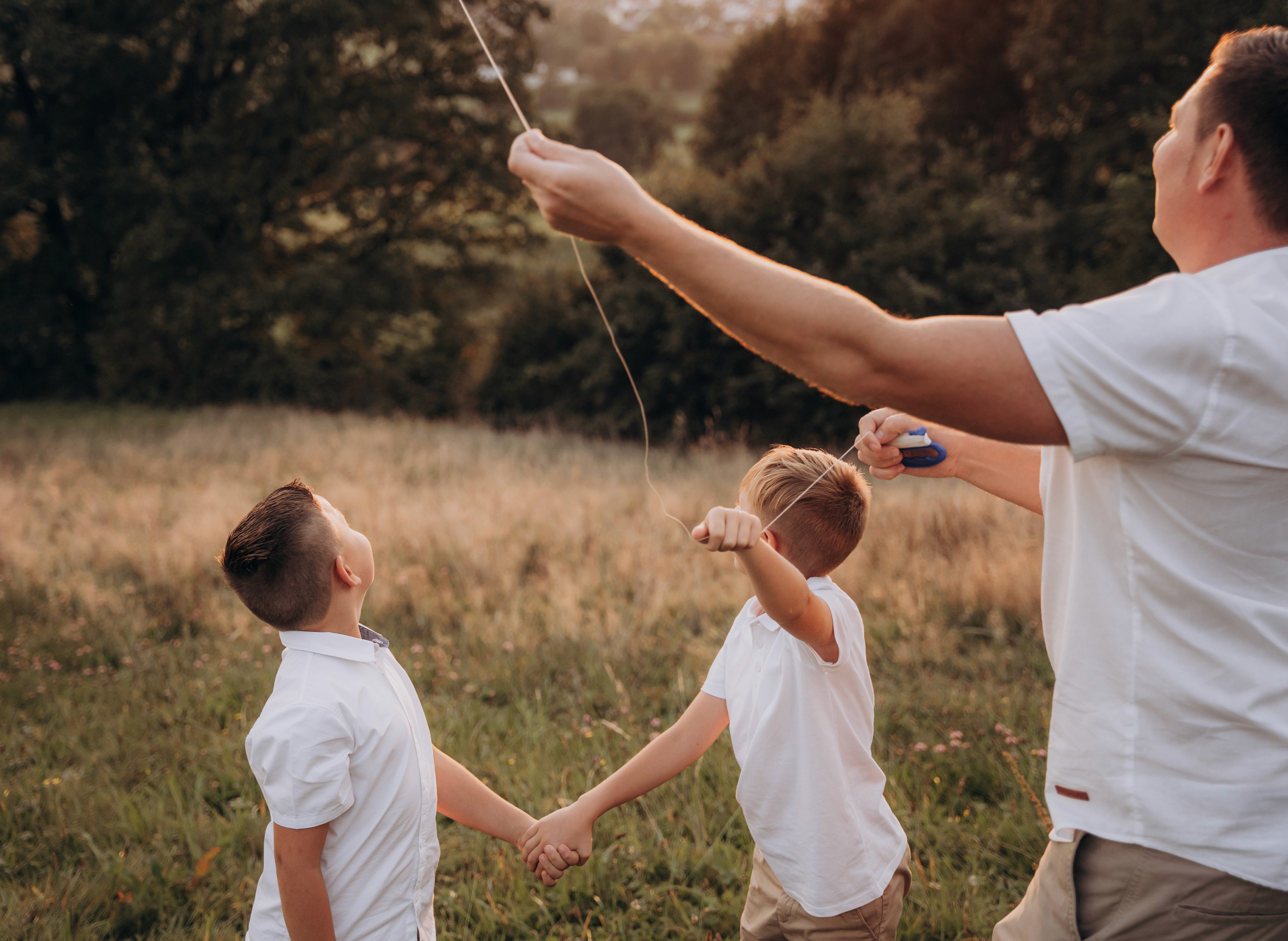 Familienfotografie mit Kindern Outdoor in Bogen – Vater spielt mit Kindern bei einem natürlichen Fotoshooting.