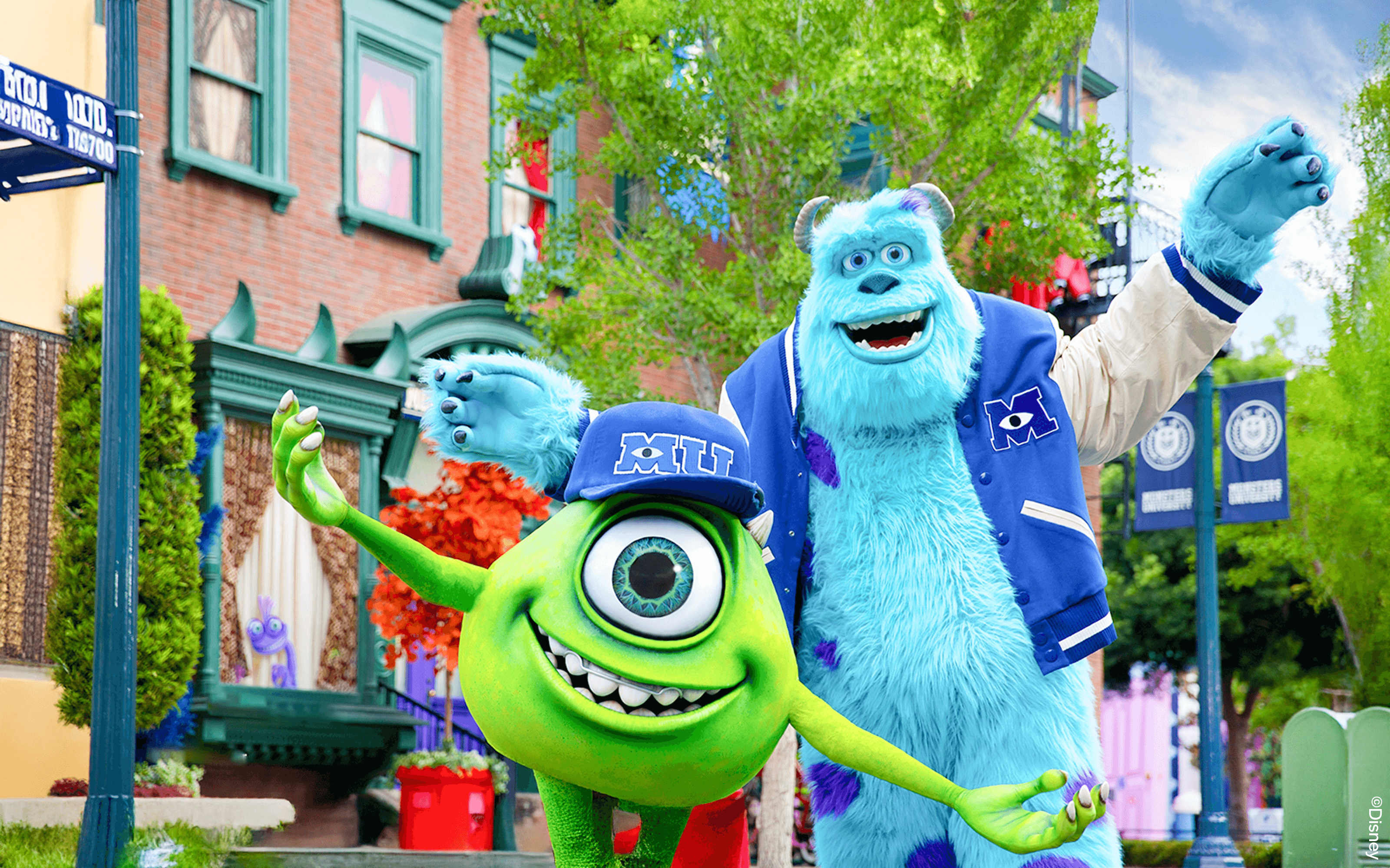 《怪兽电力公司》中的角色麦克和苏利在加州迪士尼冒险乐园等你来相会。