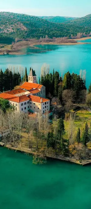 Otok Visovac s franjevačkim samostanom u srcu Nacionalnog parka Krka