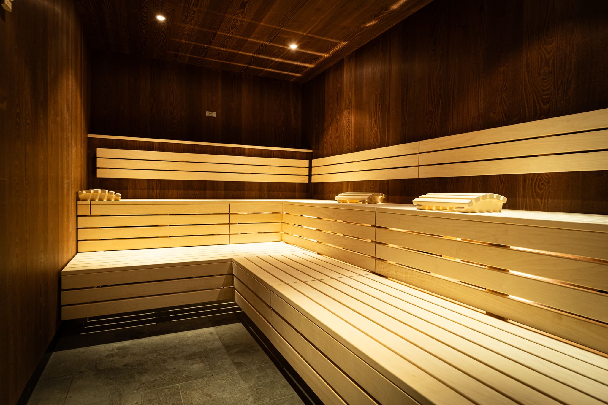 Moderne Sauna im XTRAFIT Fitnessstudio in Wiesbaden mit warmer Beleuchtung.