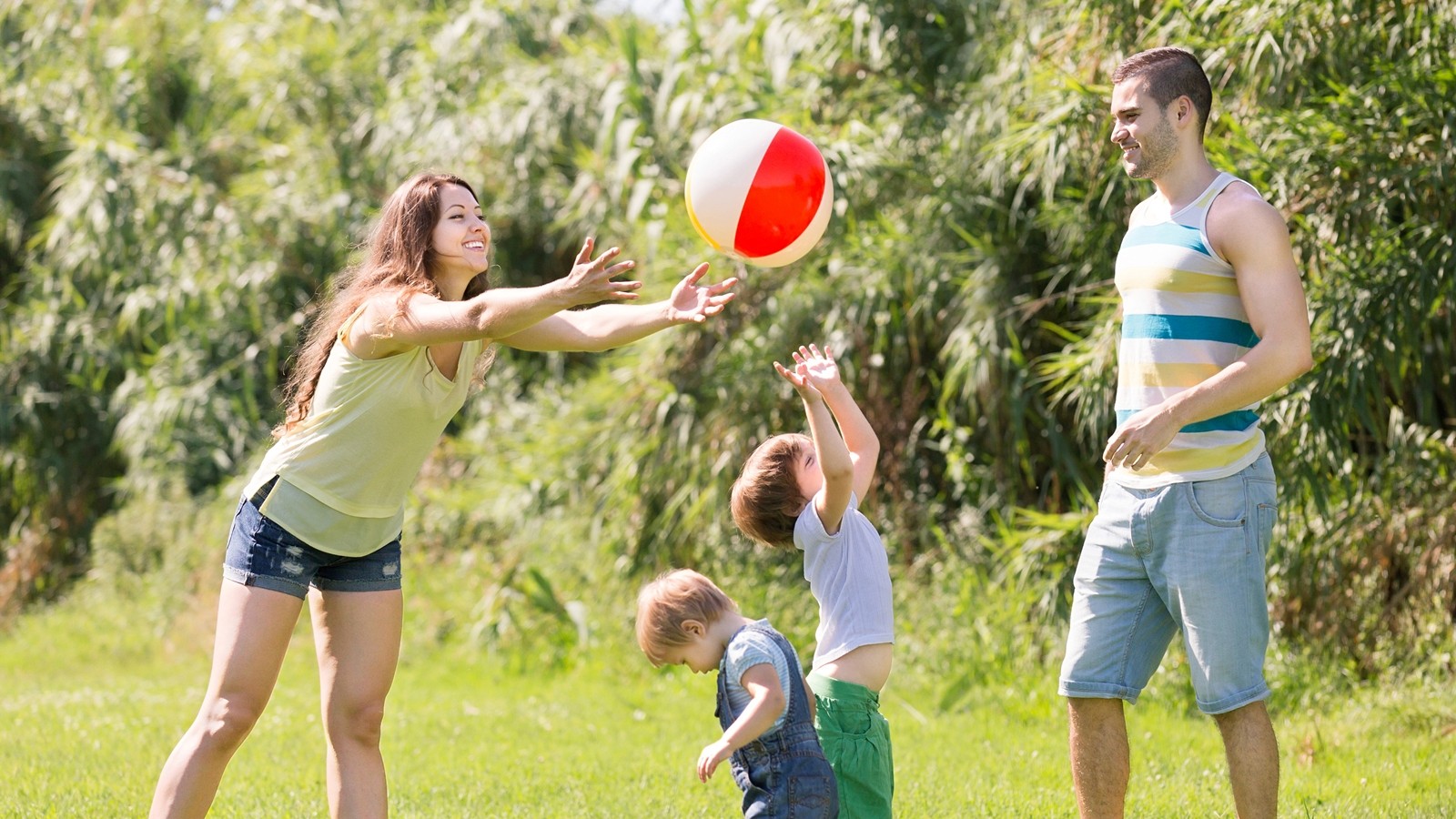 Familia e filhos brincando