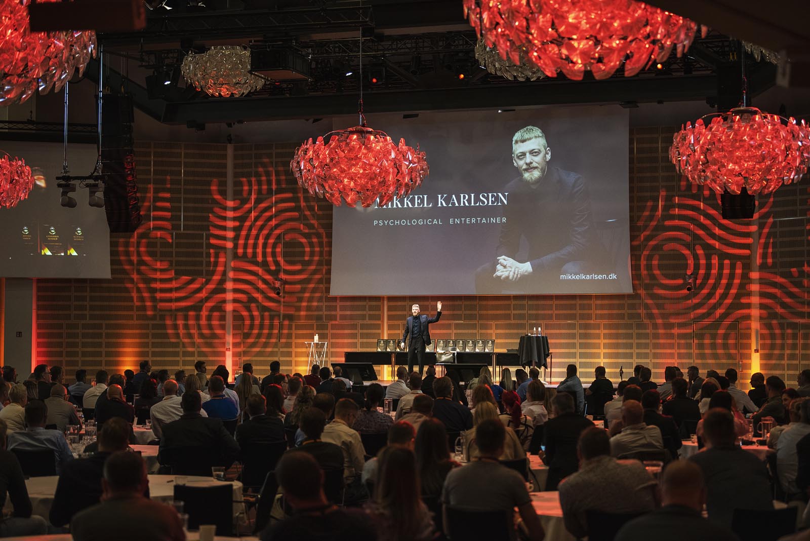 Mikkel Karlsen optræder med manipulationsshow til firmaevent