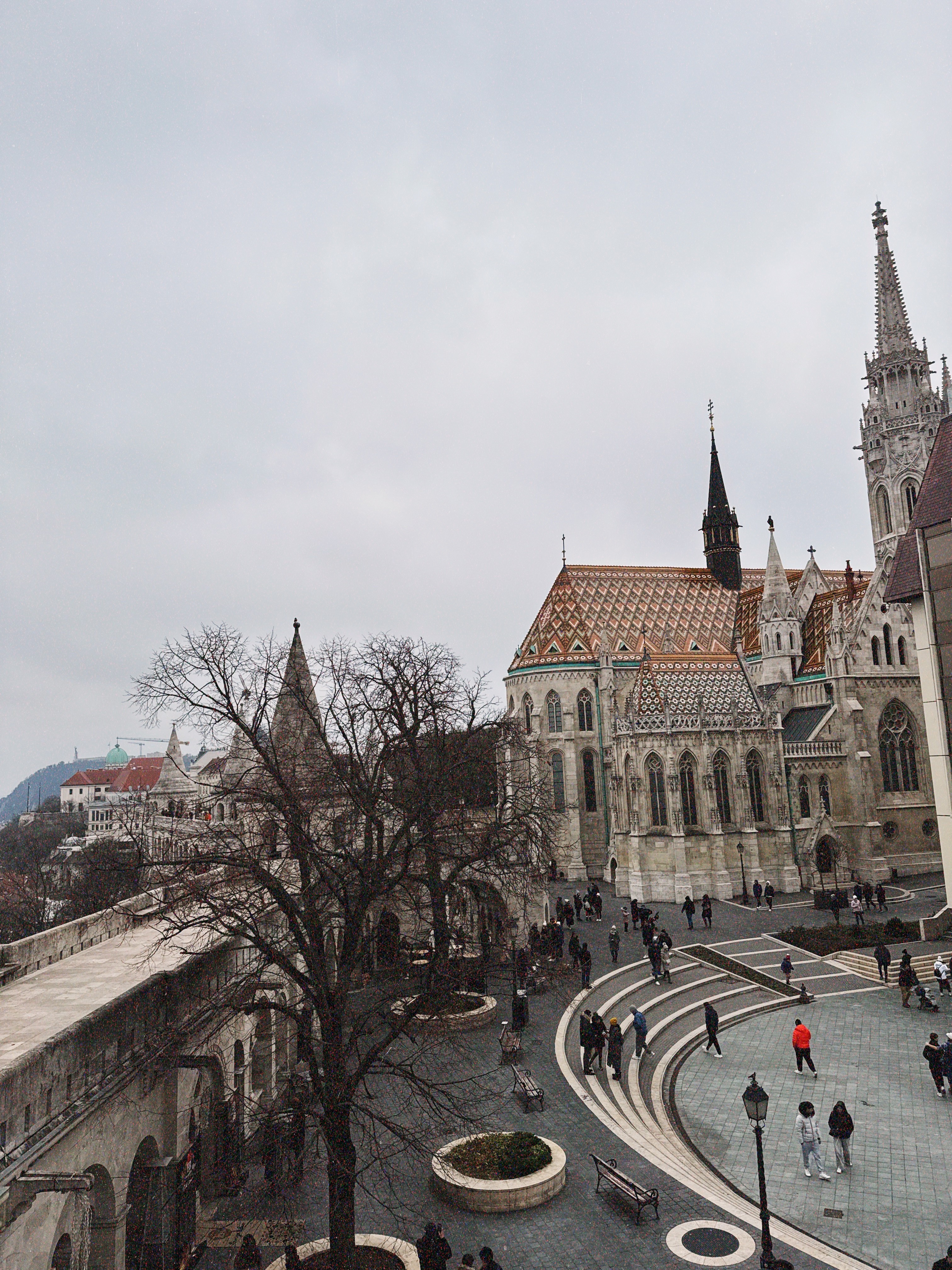 Place du Bastion des Pêcheurs à Budapest sous la neige