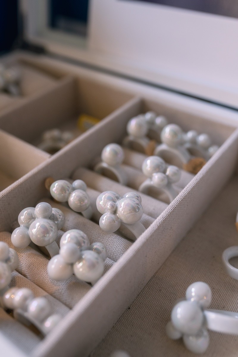 Detail kolekcie porcelánových prsteňov BUBBLES od Niny A. Šoškovej