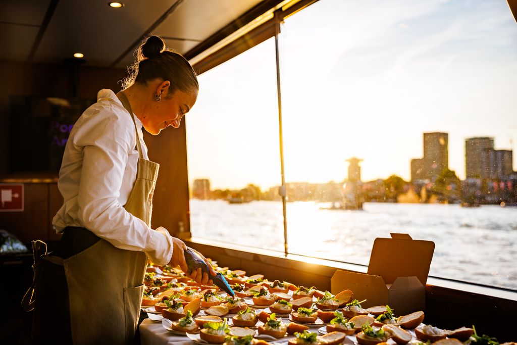 Verfijnde catering tijdens SAIL event op het water, met focus op ambacht en presentatie