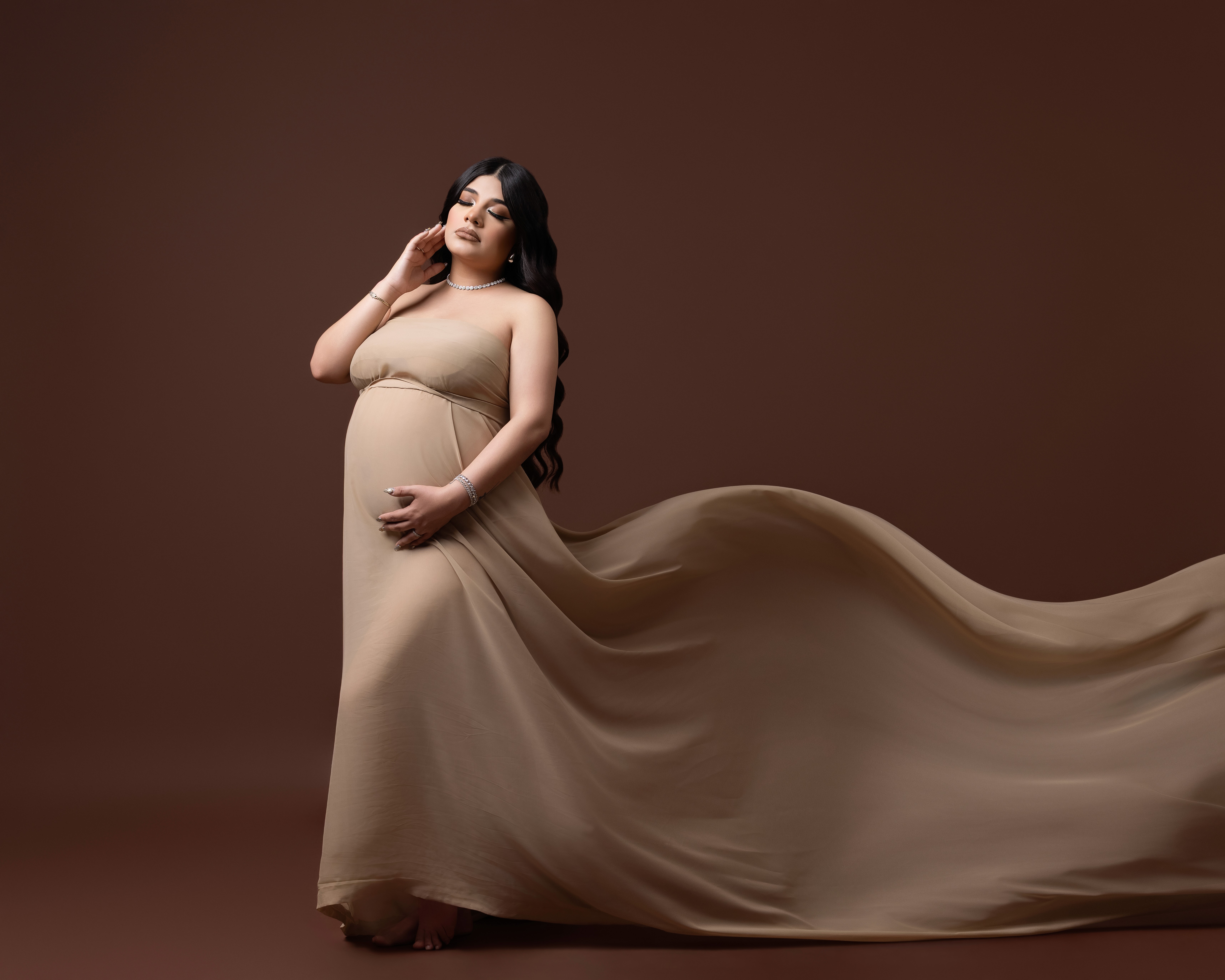 mujer embarazada con estilo minimalista en sesión fotográfica