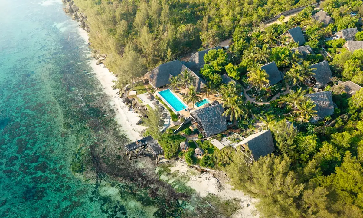 Vue aérienne d’un lieu en bord de mer entouré de végétation