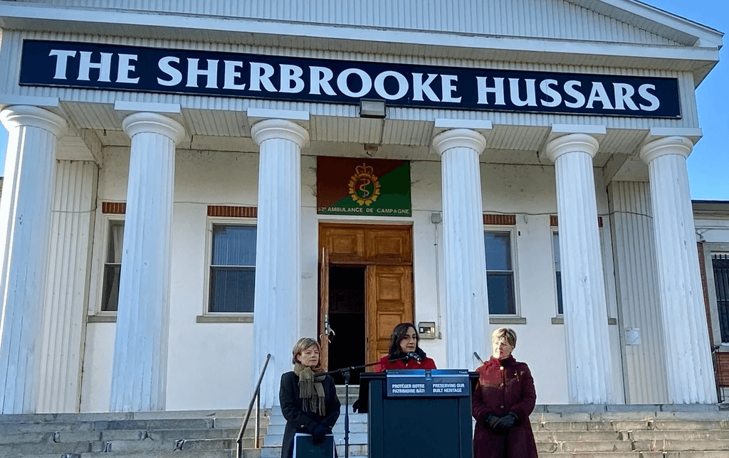 Photo de Marie-Claude et de la ministre Anand devant les Hussars de Sherbrooke