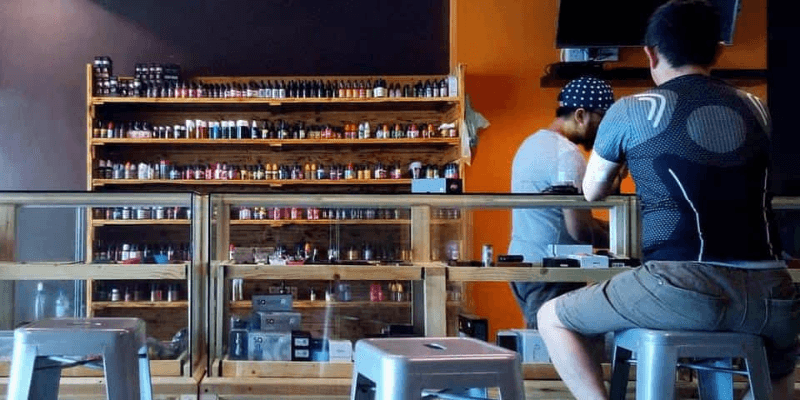Pelanggan dan staf kedai Kaizen Vape.