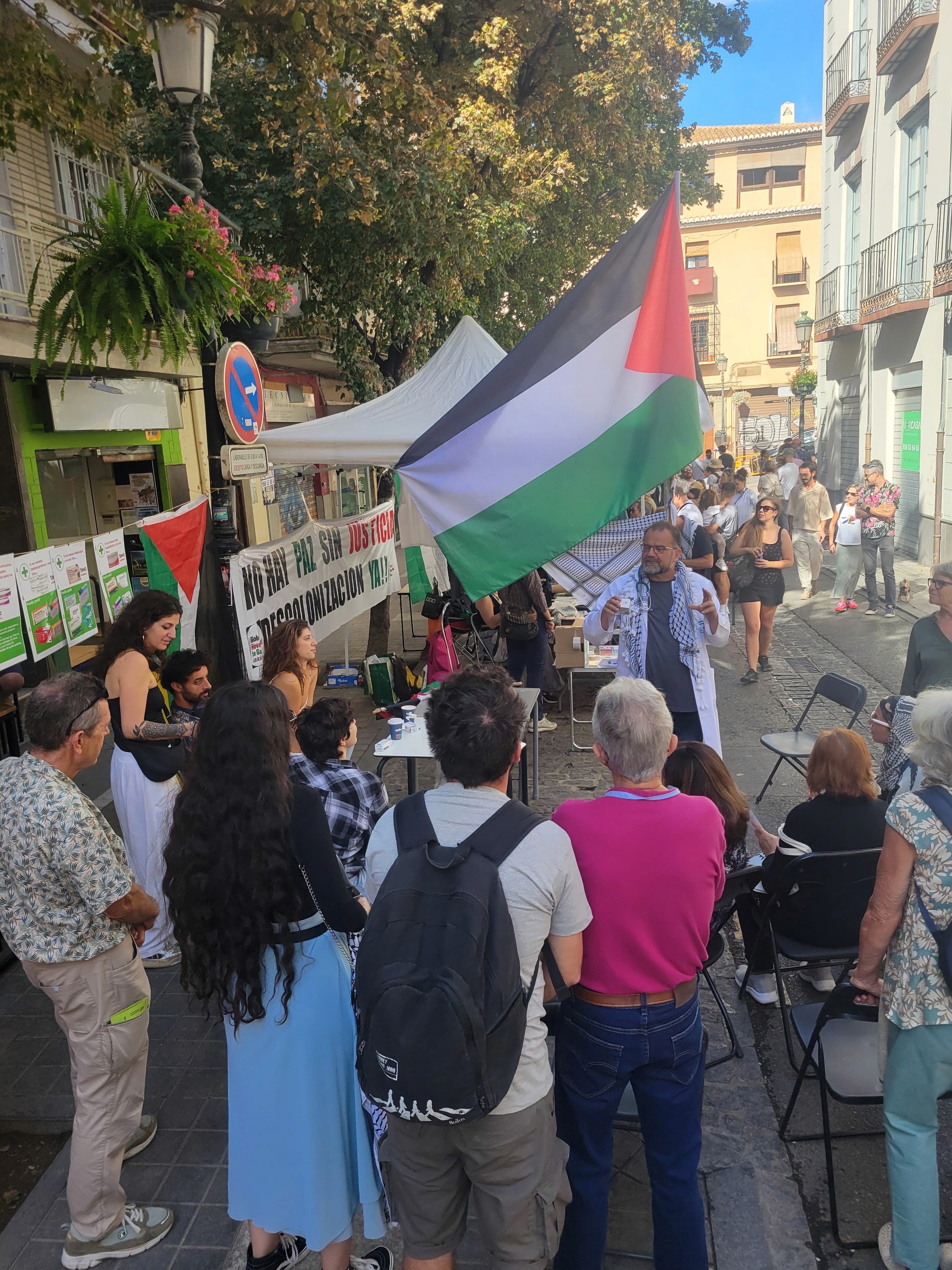 Haciendo un taller sobre Teva en unas fiestas de barrio