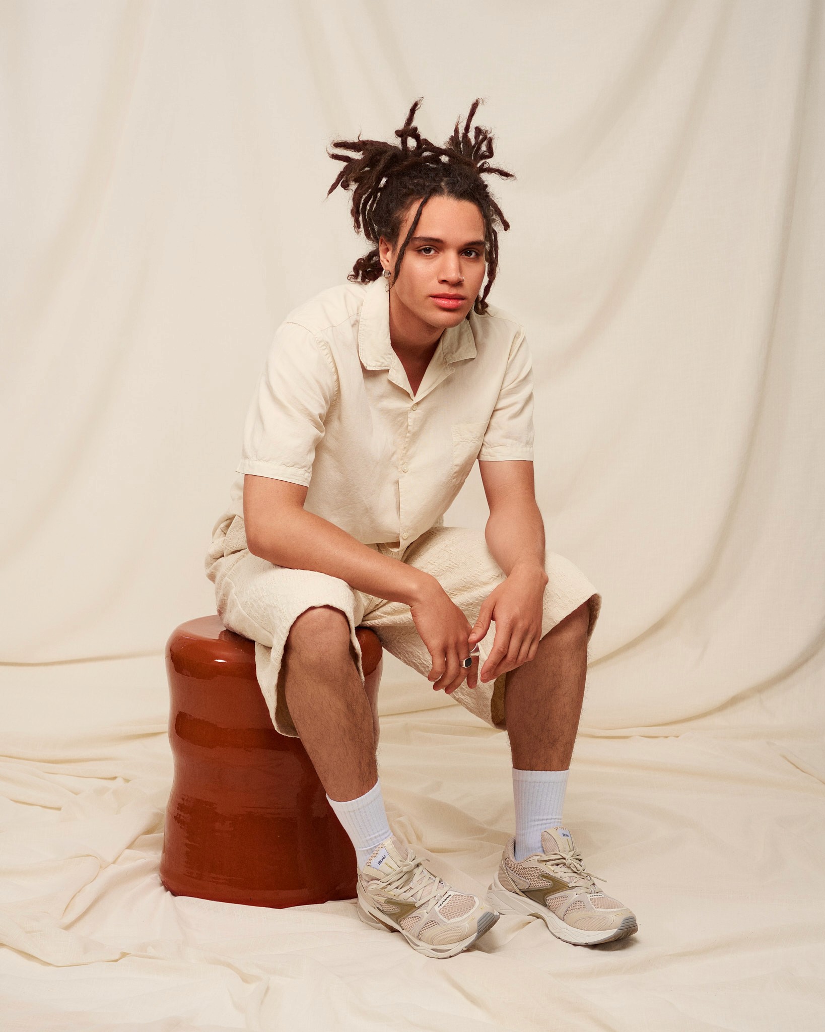 Dans le lookbook de Colorful Standard, le mannequin porte un ensemble short-polo