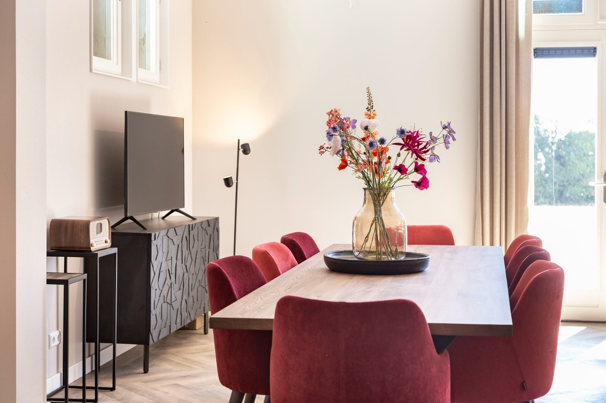 doorkijk zithoek naar woonkamer