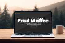 Mockup du site personnel de Paul Maffre sur ordinateur portable, affichant son nom en grand sur fond sombre avec un texte de présentation.
