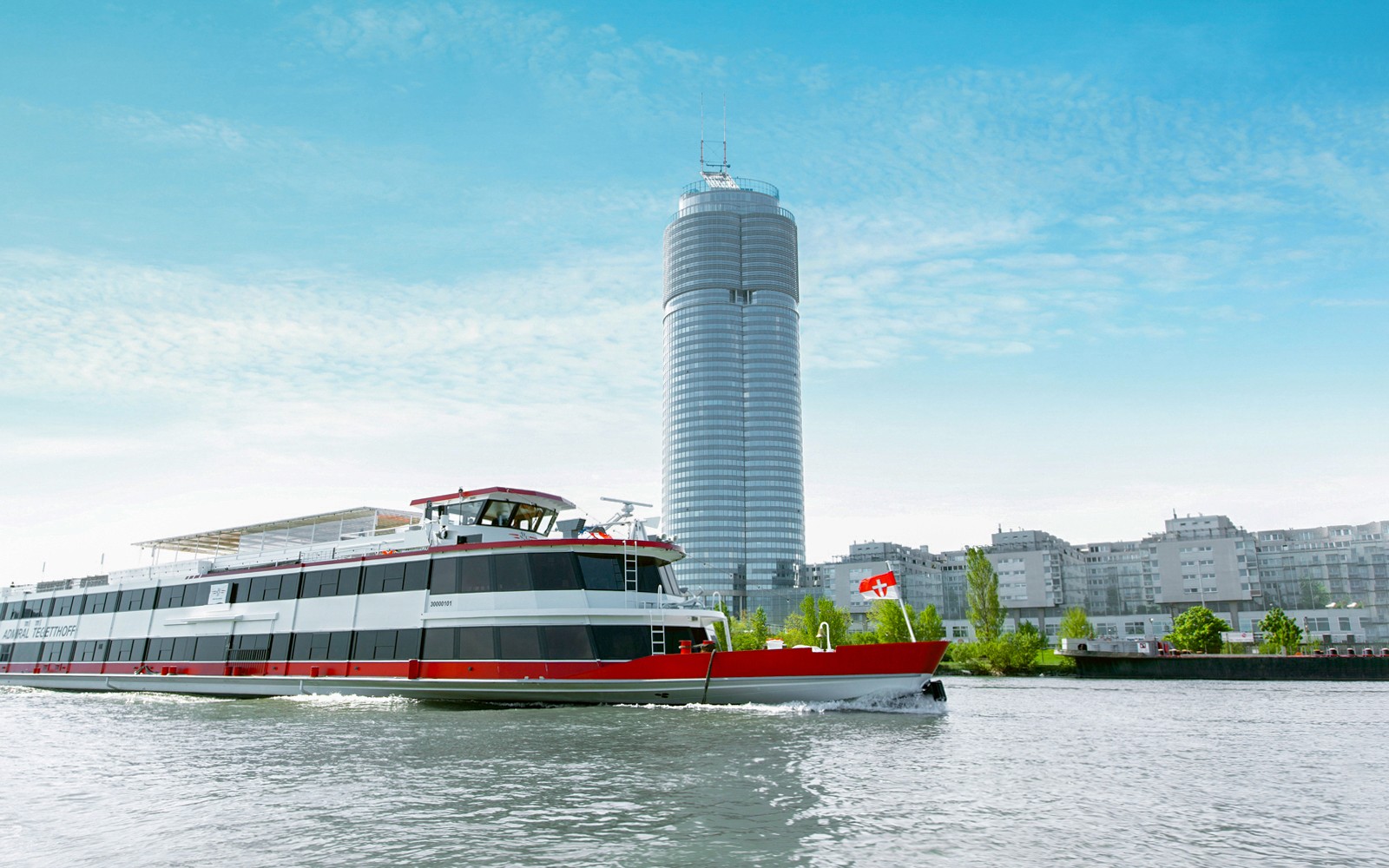 Crucero por el río Danubio cerca de la Torre Millennium de Viena.