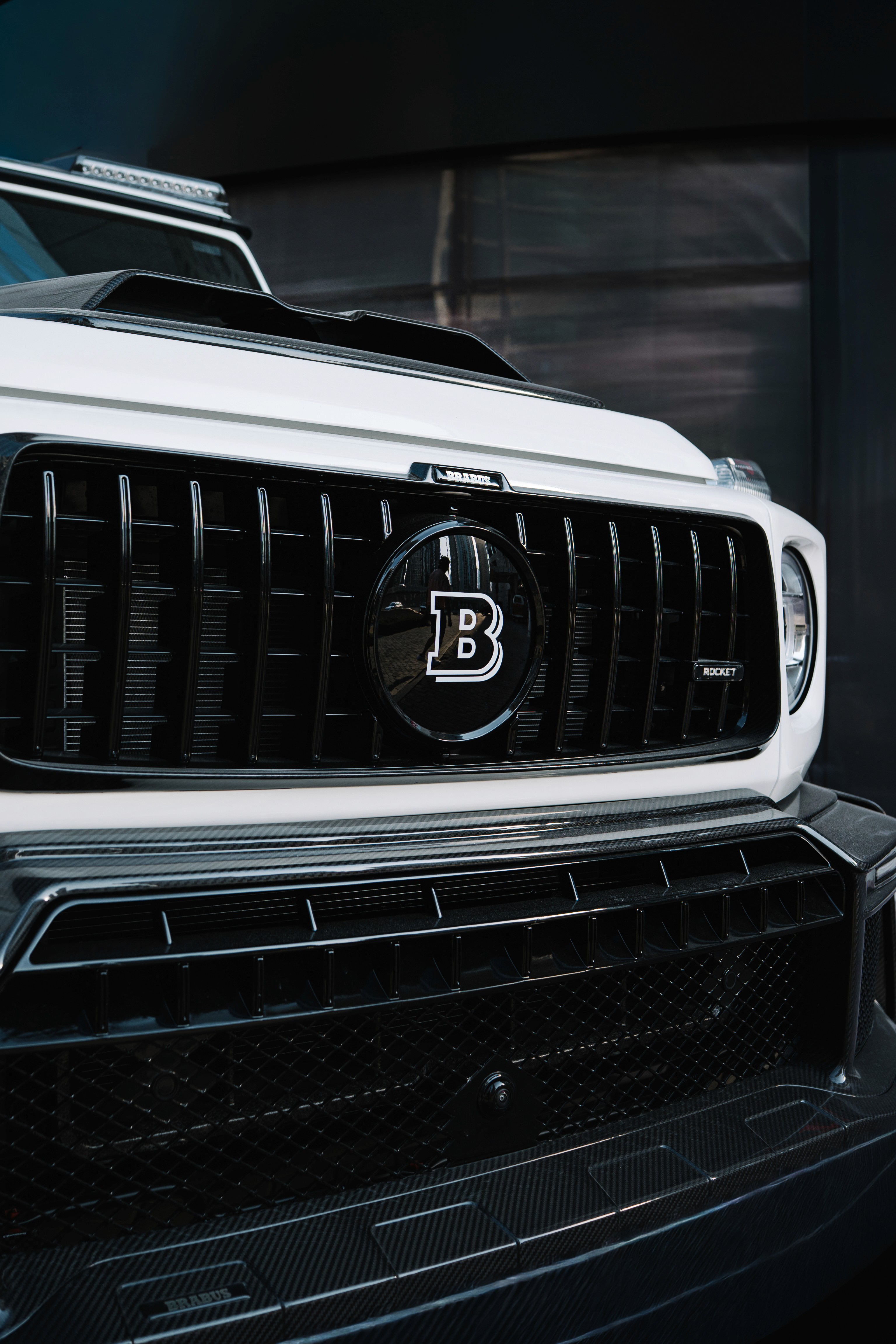 Modern waterfront villa in Dubai with skyline views, glass facade and rooftop pool at sunset.